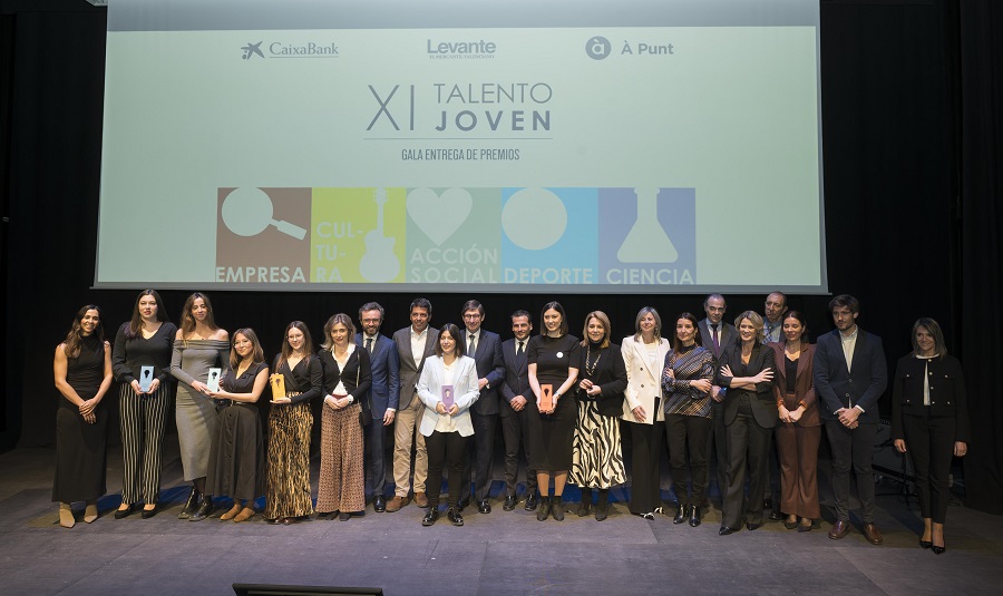 El president de CaixaBank, José Ignacio Goirigolzarri; el president de la Generalitat Valenciana, Carlos Mazón, i la directora territorial de CaixaBank a la Comunitat Valenciana, Olga García, amb les premiades als ‘XI Premis Talent Jove