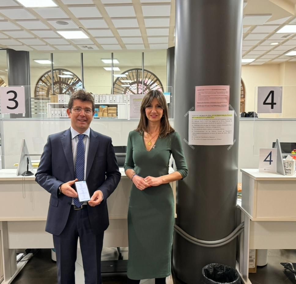 El director de Instituciones de CaixaBank en Asturias, Iván Ardura; y la concejala de Economía del Ayuntamiento de Oviedo, Leticia González.