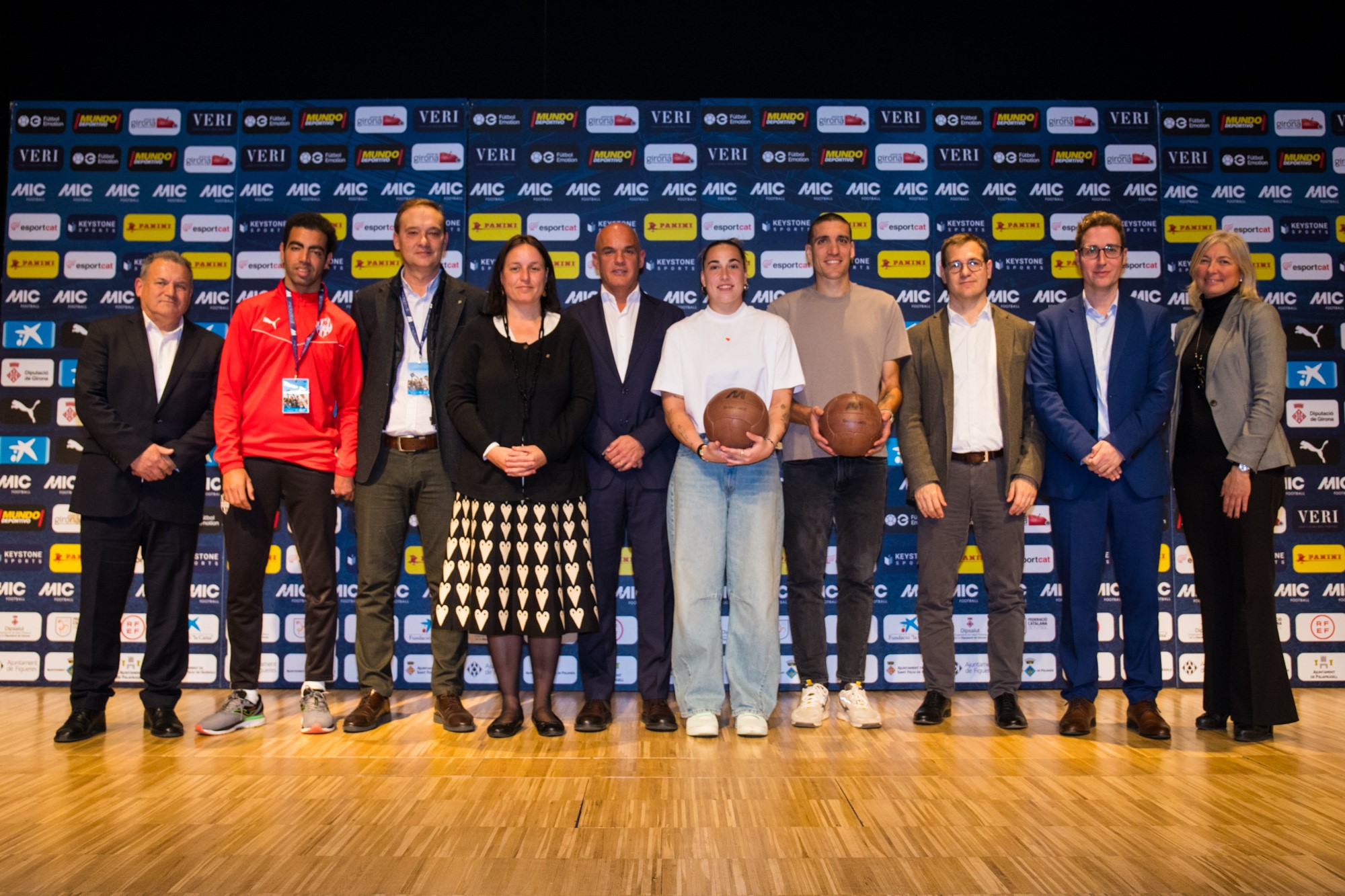 Fotografía de los representantes del MICFootball, MICIntegra, Generalitat de Catalunya, los dos padrinos del torneo (Cata Coll y Oriol Romeu), CaixaBank y Diputació de Girona hoy en el Museo de la Ciencia CosmoCaixa de Barcelona. 