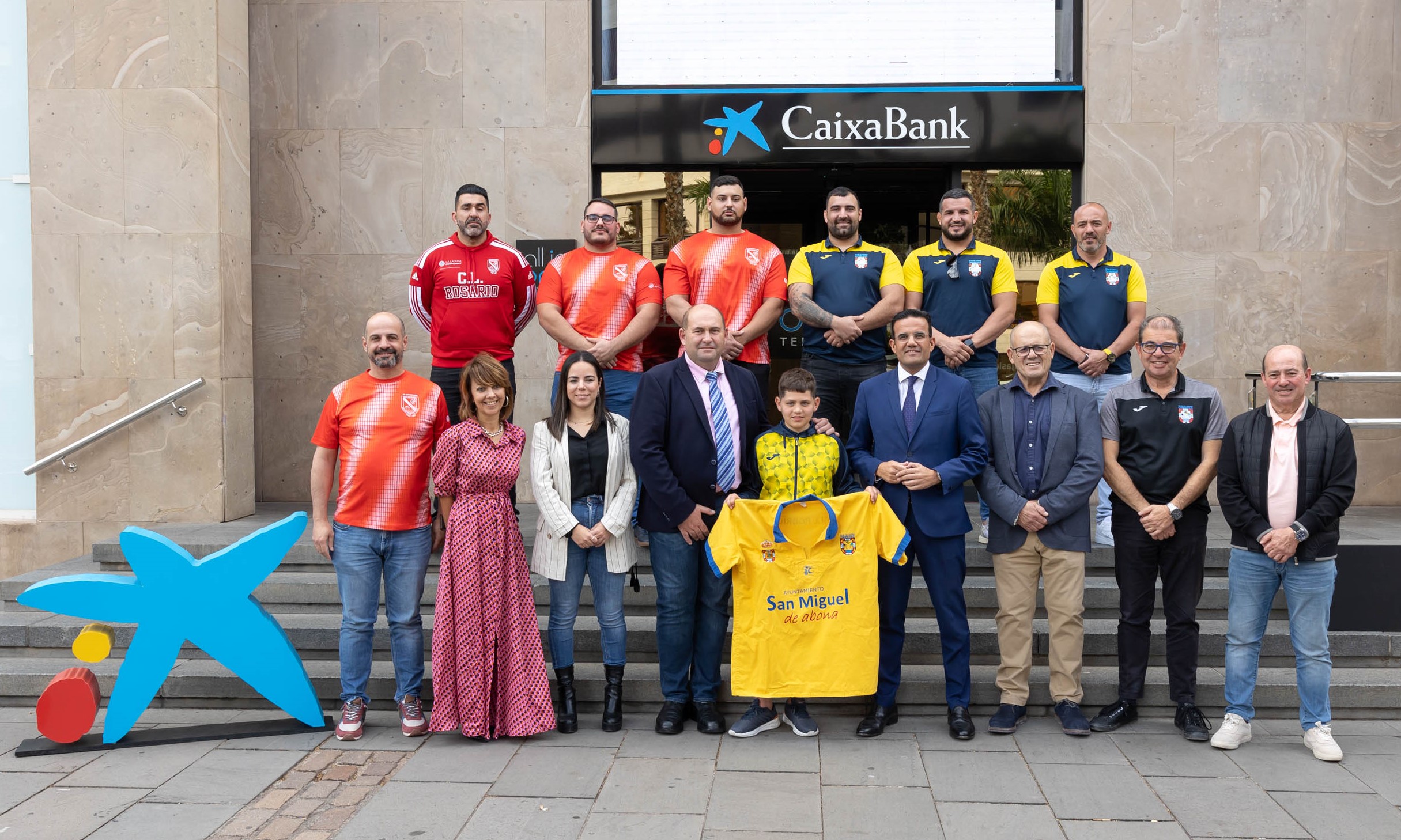 Foto de familia de la presentación de la gran final de la Liga CaixaBank de Primera Categoría.