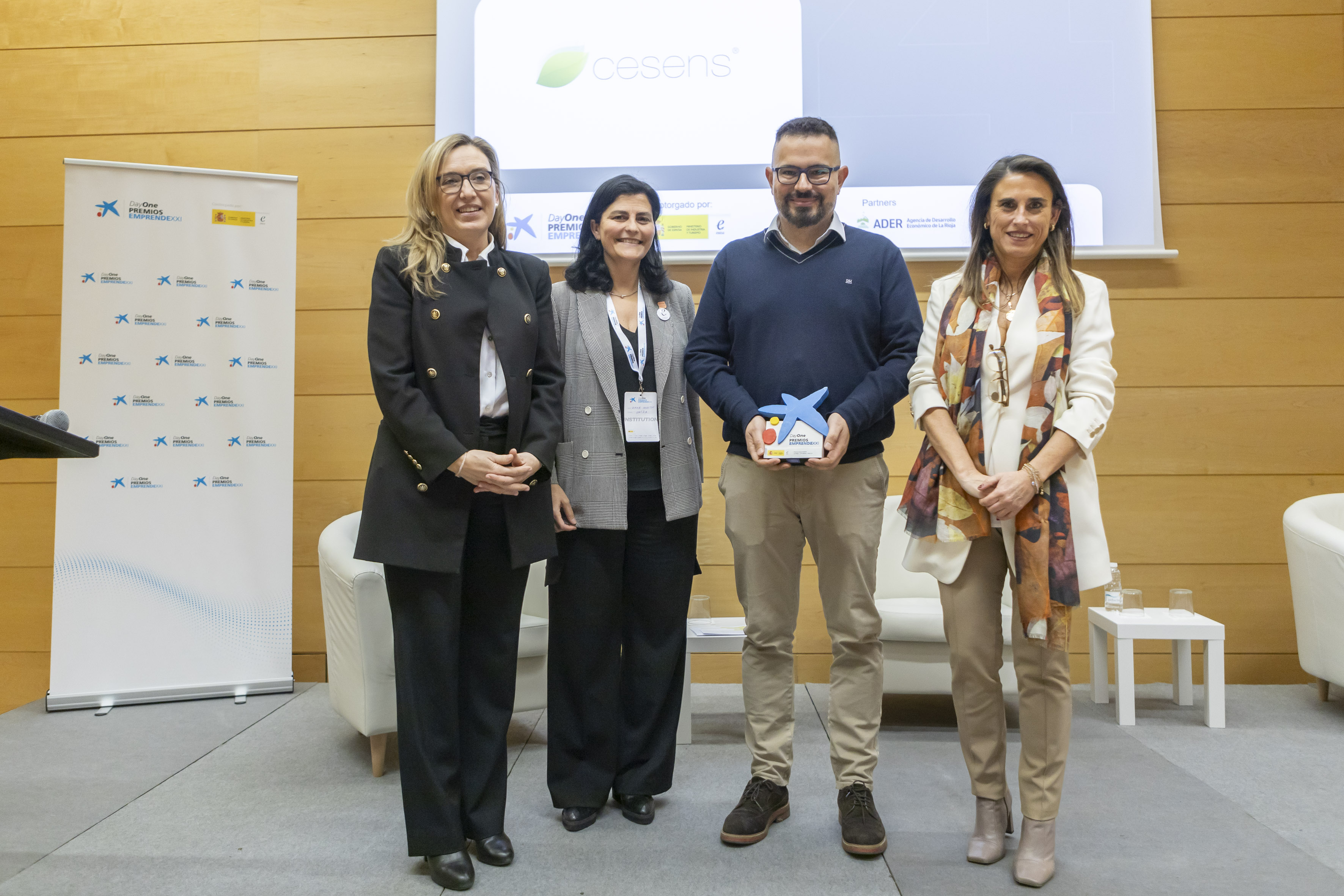 Belinda León, consejera Economia, Innovacion, Empresa y Trabajo Autónomo del Gobierno La Rioja, Inma Moreton de ENISA, León Arnedo, CEO de Cesens e Isabel Moreno, directora de la Territorial Ebro de CaixaBank