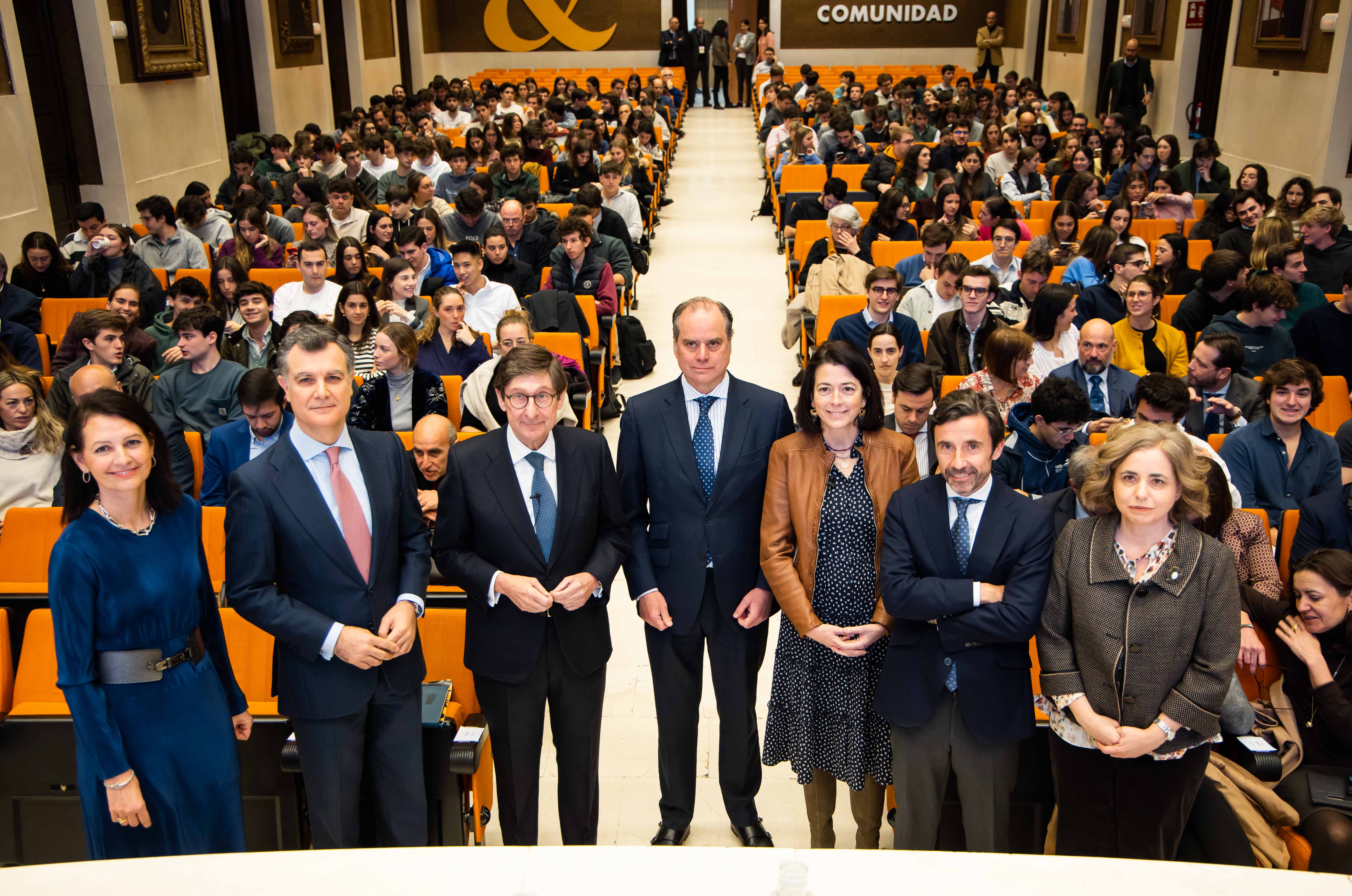 De izquierda a derecha  Elisa Aracil, directora del Observatorio de Finanzas Sostenibles de Comillas ICADE; Juan Pedro Bernal, director general de CaixaBank AM; José Ignacio Goirigolzarri, presidente de Caixabank; Enrique Marazuela, director de Asuntos Económicos de la Universidad Pontificia Comillas; Teresa Corzo, decana de la Facultad de Ciencias Económicas y Empresariales (Comillas ICADE); Pablo Hernández de la Merced, director de Sostenibilidad de CaixaBank AM, y Esther Vaquero, subdirectora del Observatorio Finanzas Sostenibles de Comillas ICADE.