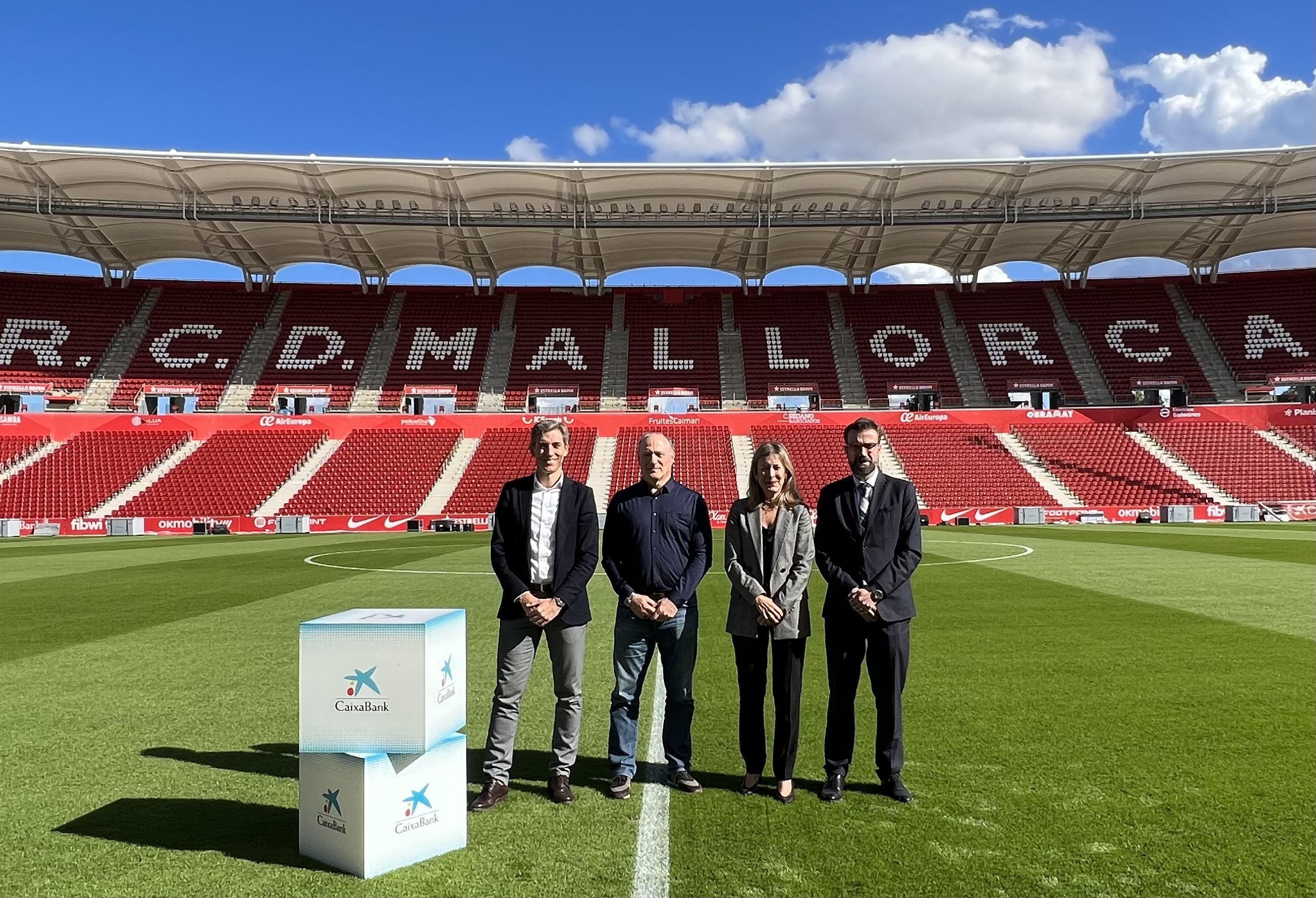 Alfonso Díaz, CEO de negocio del RCD Mallorca; Andy Kholberg, presidente del Club; María Cruz Rivera, directora territorial de CaixaBank en Baleares y Oriol Rueda, director comercial de Red de la entidad en Baleares