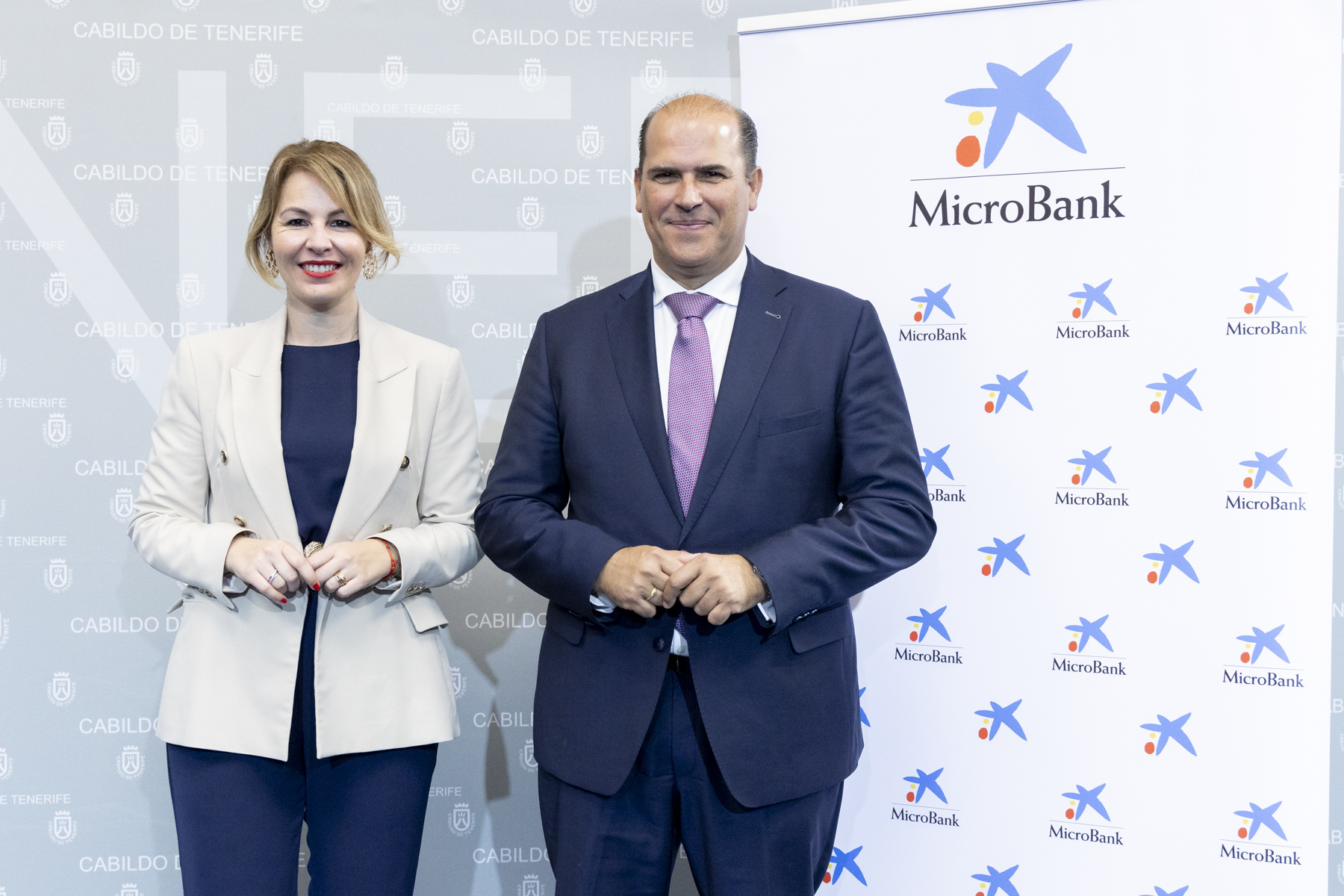 La consejera delegada de Comercio y Apoyo a la Empresa del Cabildo de Tenerife, Krysten Martín, y el director territorial de CaixaBank en Canarias, Manuel Afonso, durante la presentación del convenio.
