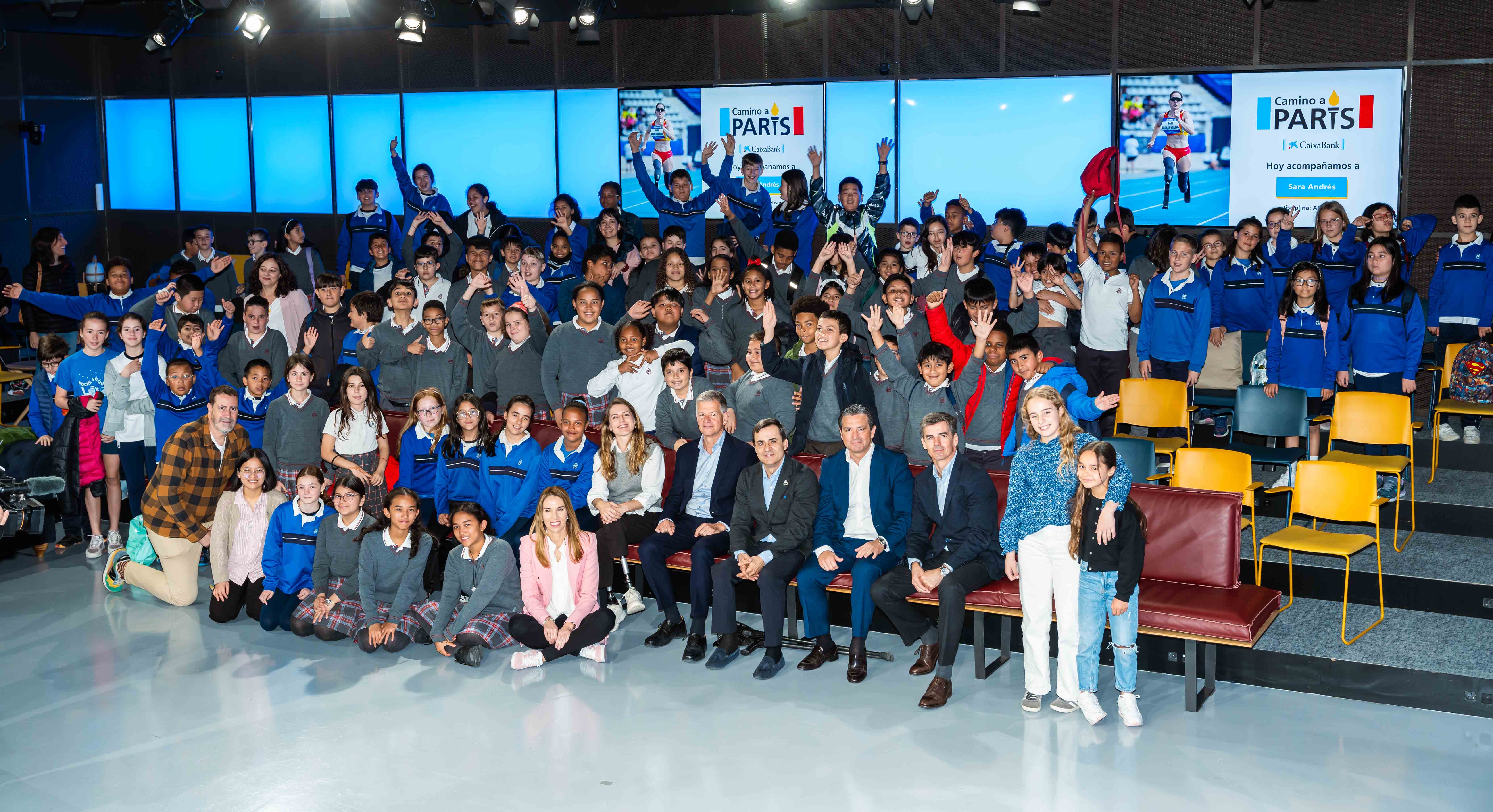 Foto de familia del acto de Camino a París que CaixaBank ha celebrado en Madrid en el que han participado la atleta paralímpica Sara Andrés y el director territorial de CaixaBank en Madrid, Xicu Costa.