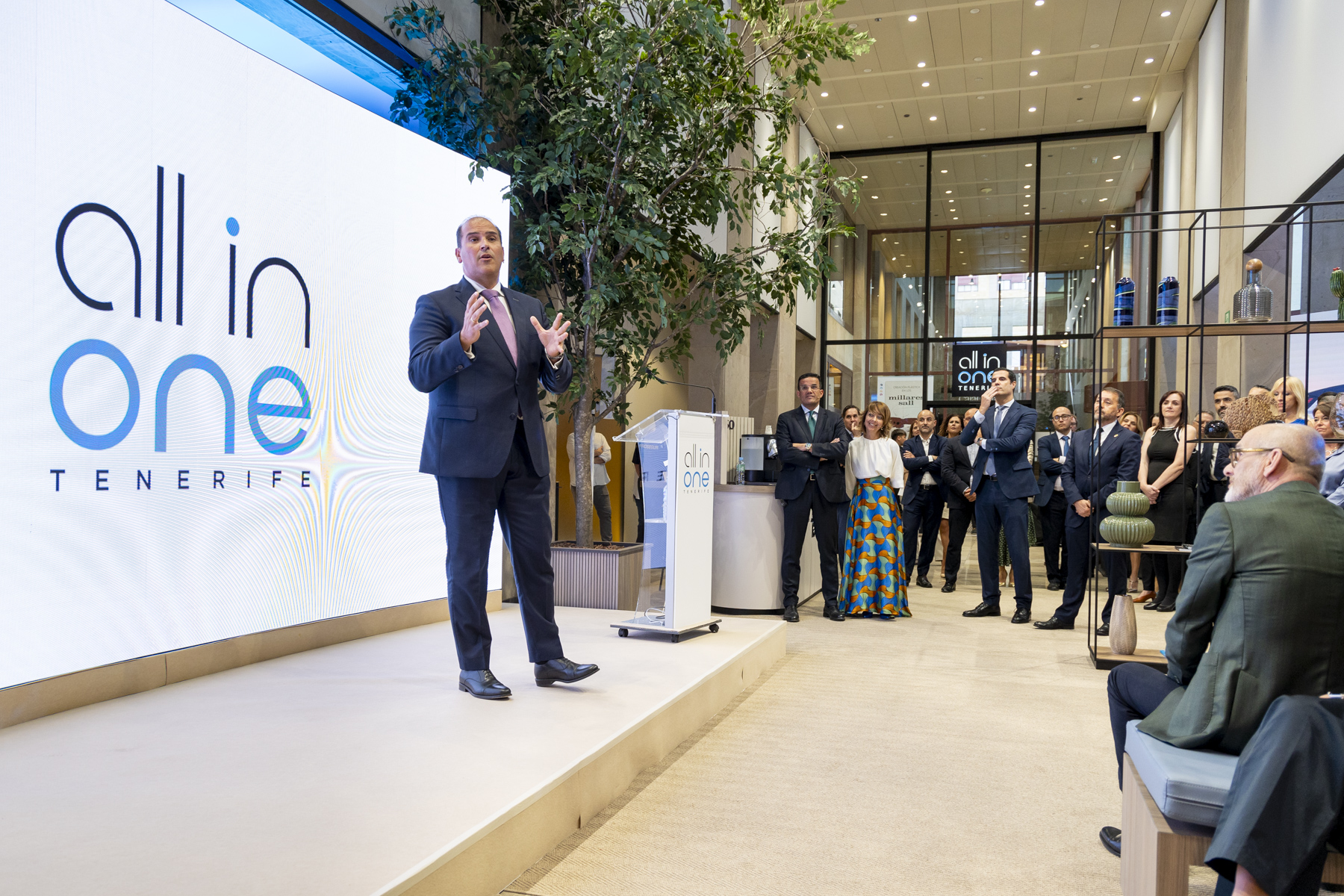 Manuel Afonso, director territorial de CaixaBank en Canarias, durante la inauguración de 'all in one' Tenerife.