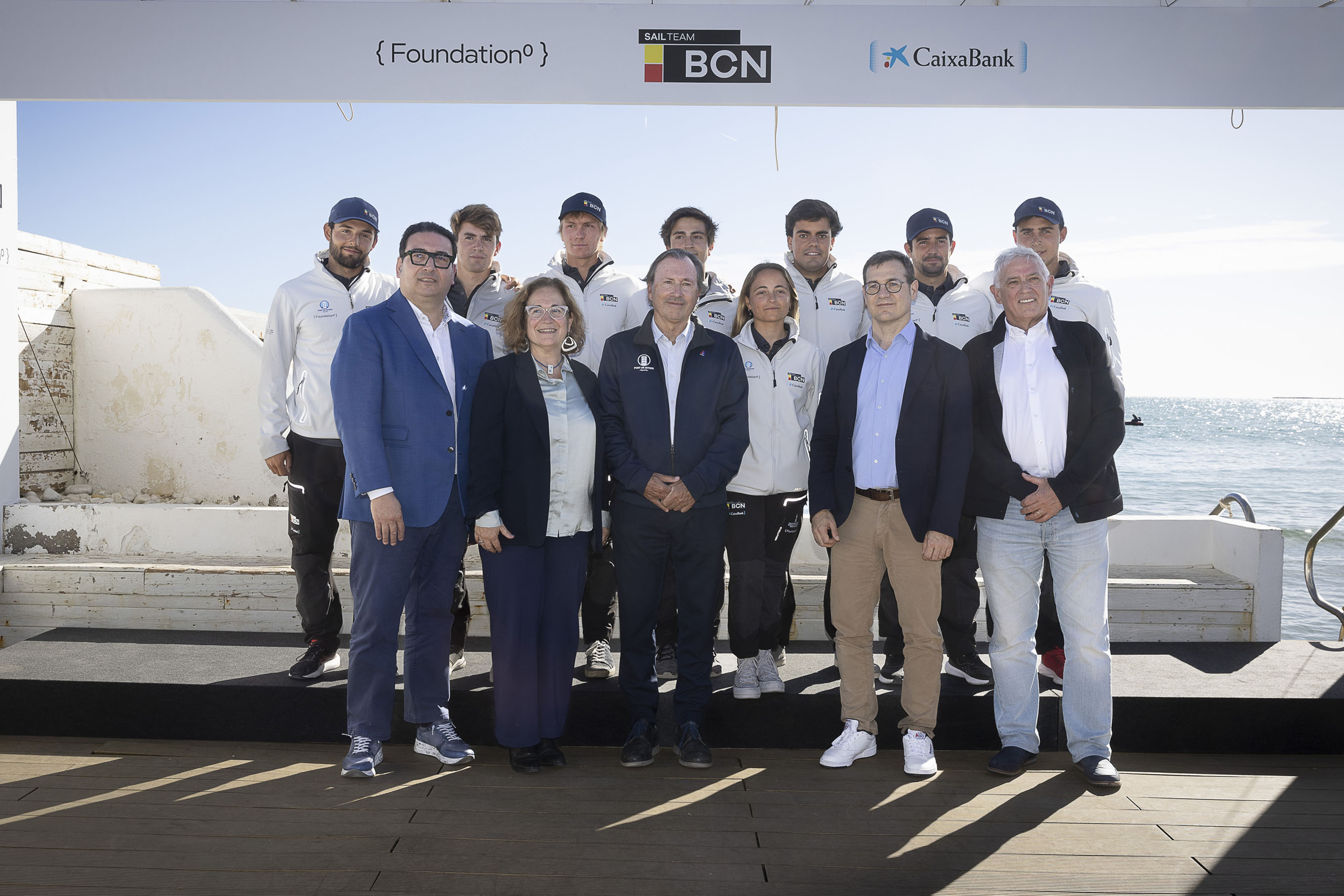 Tripulación juvenil del Sail Team Barcelona junto a representantes de CaixaBank, Port de Sitges, Club Náutico de Sitges y la alcaldesa de la localidad.