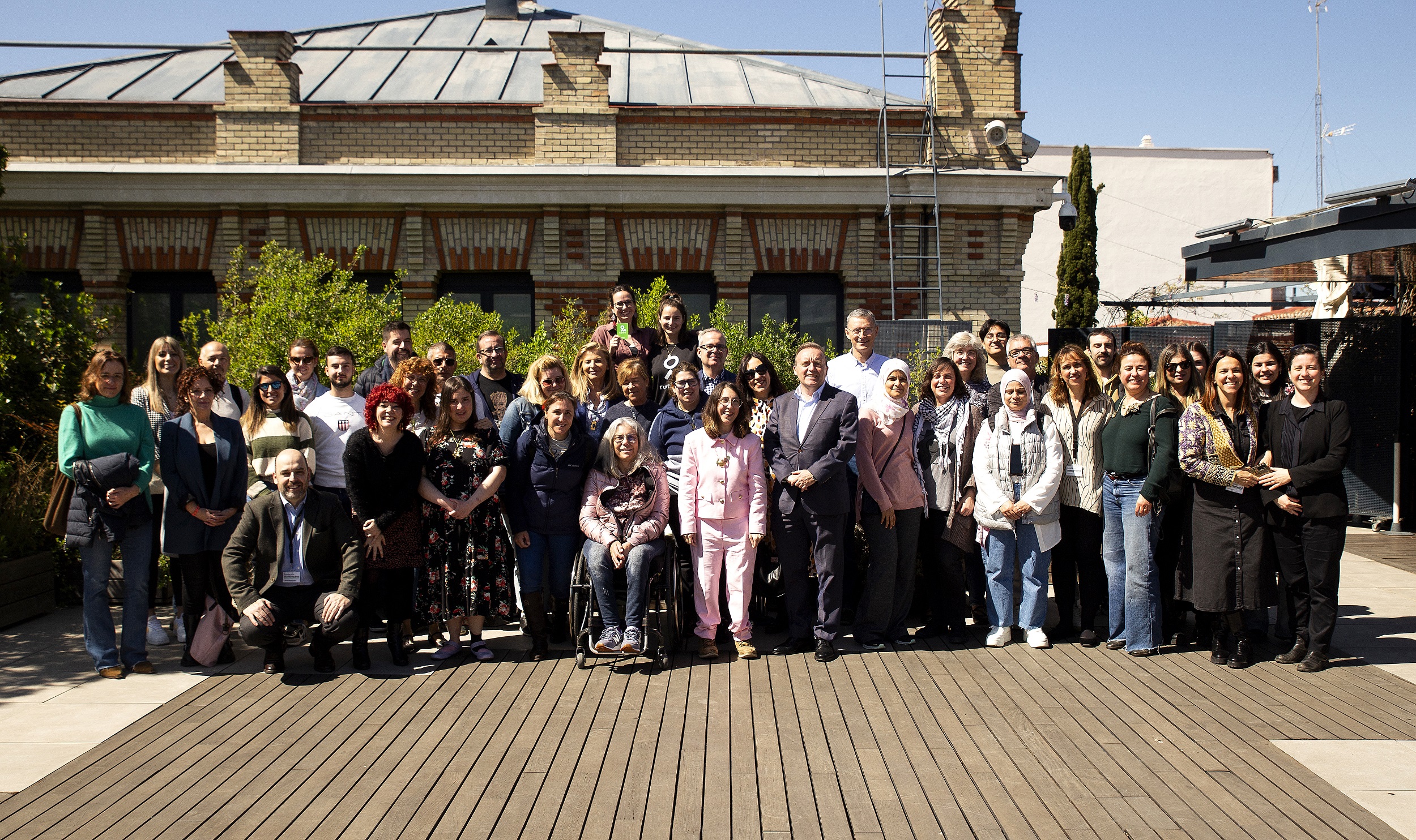Foto de familia de las asociaciones la Comunidad de Madrid y Castilla-La Mancha seleccionadas en la convocatoria ‘Jóvenes y Cercanas’ de CaixaBank y Fundación Montemadrid.