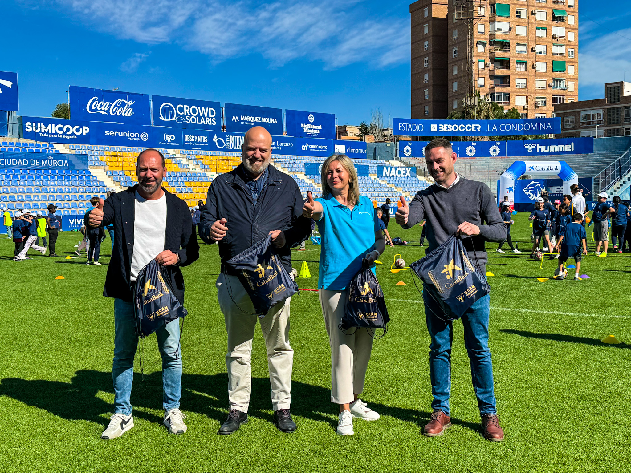 Juan Antonio Baños, directivo del UCAM Murcia C.F.; Pablo Rosique, director general de Deportes de la UCAM; Olga García, directora territorial de CaixaBank en la Comunidad Valenciana y la Región de Murcia, y Miguel Ángel Noguera, concejal de Deportes del Ayuntamiento de Murcia.