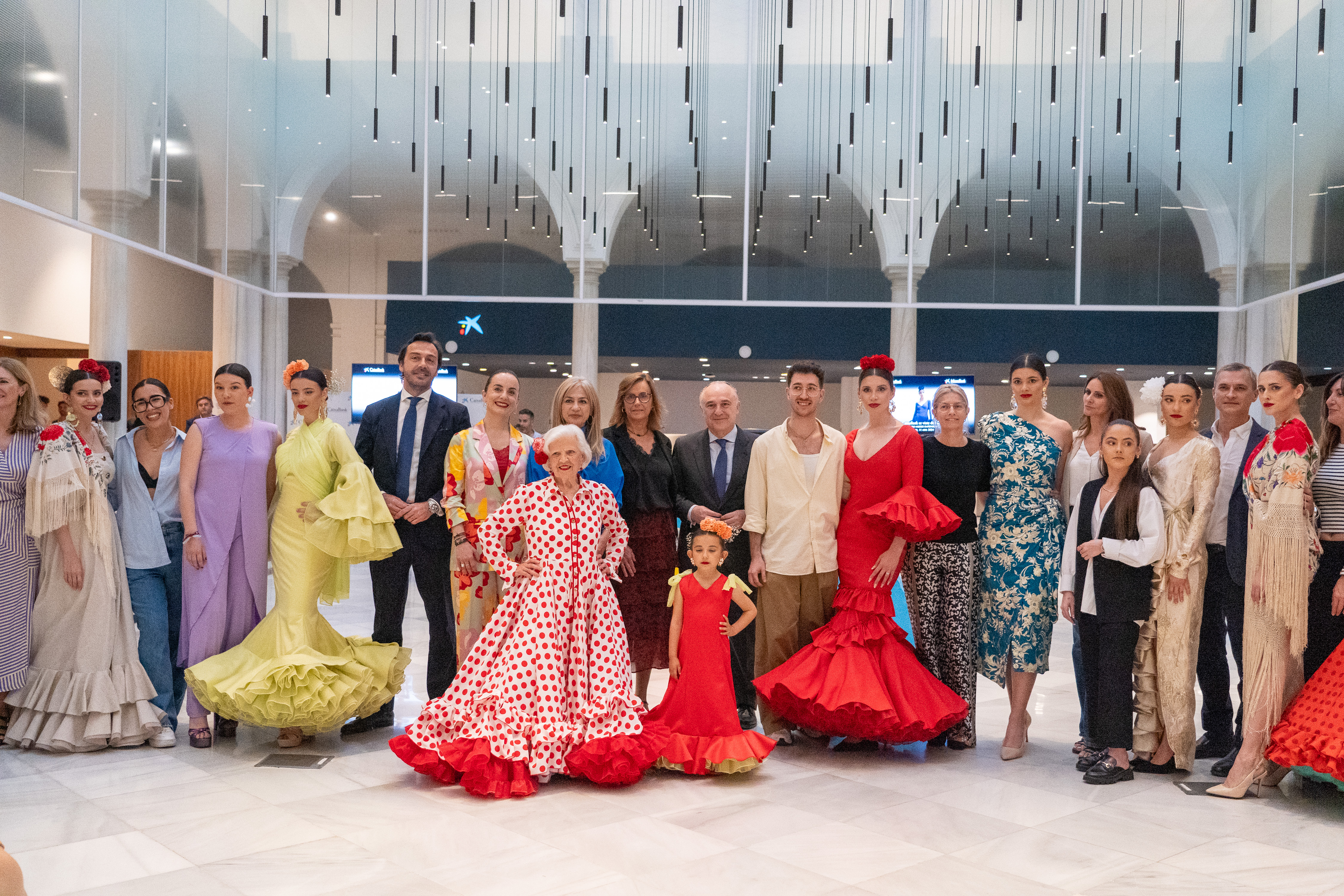 Juan Ignacio Zafra y Cristina González Viu con los participantes del desfile