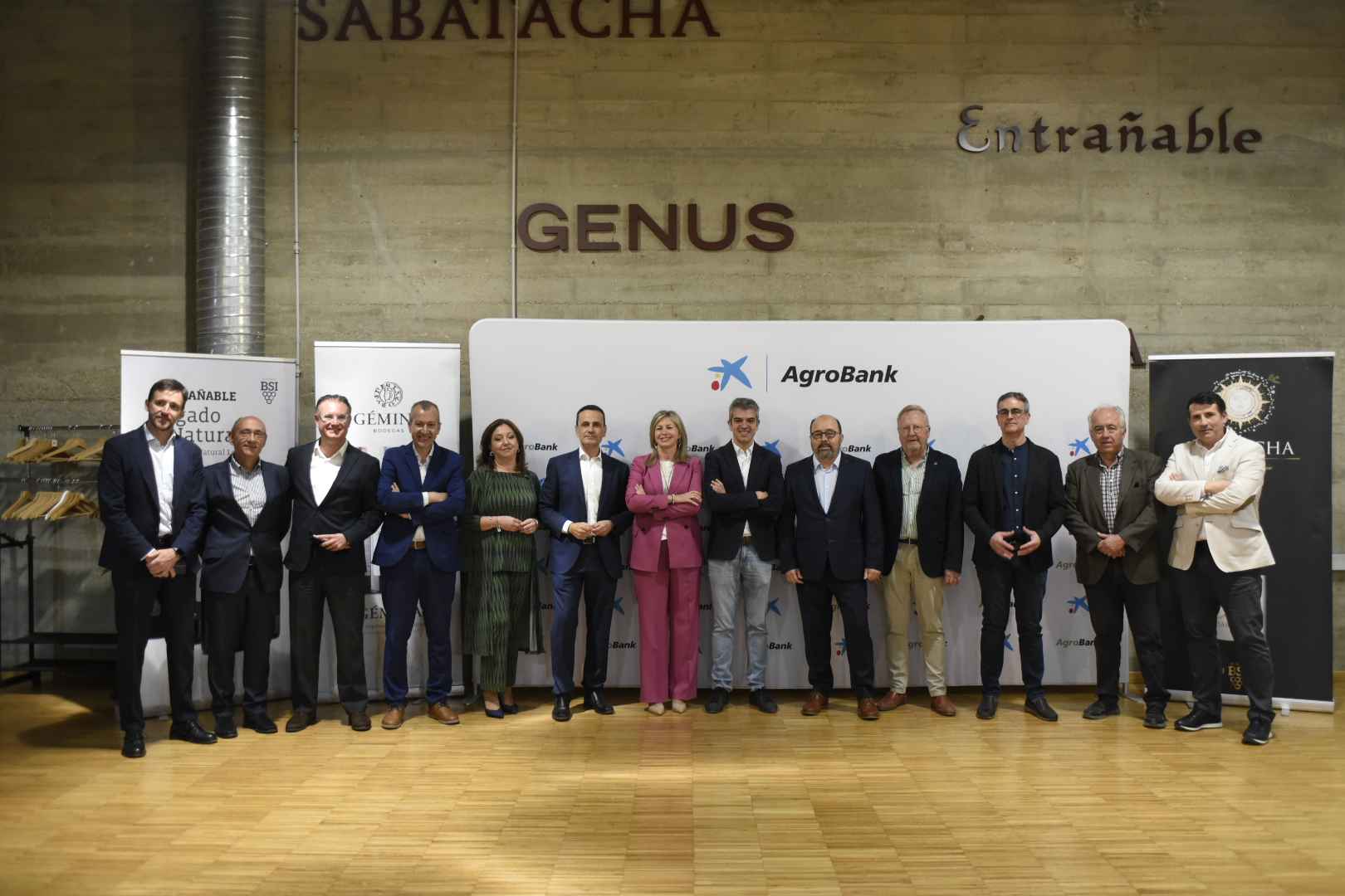 Foto de familia del ‘Wine Tour’ celebrado en Jumilla en el que han participado Ferran Centelles, sumiller de elBulli, y Olga García, directora territorial de CaixaBank en la Comunidad Valenciana y Región de Murcia, entre otros.