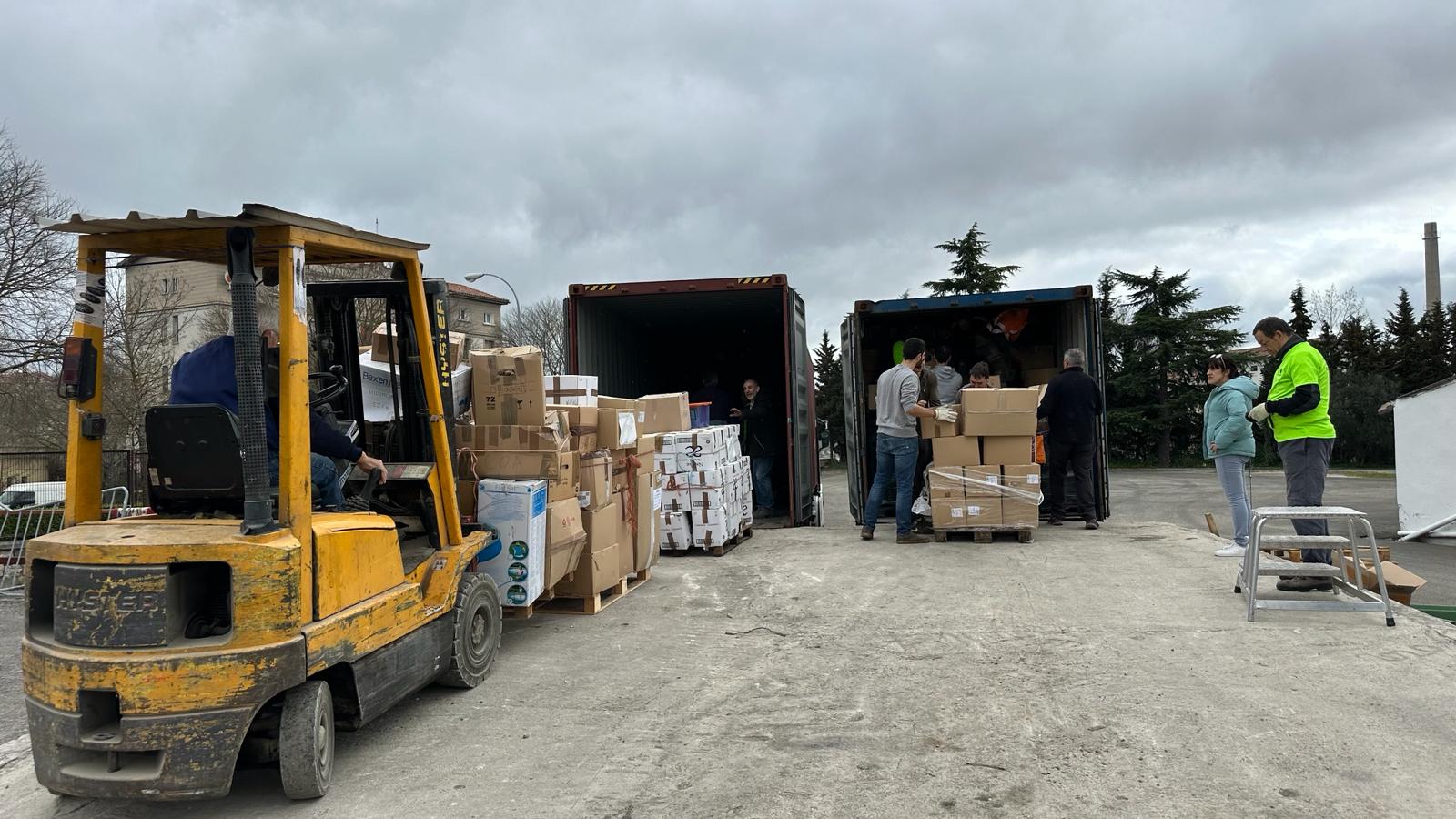 Voluntarios de la ONG cargando las mochilas en los contenedores