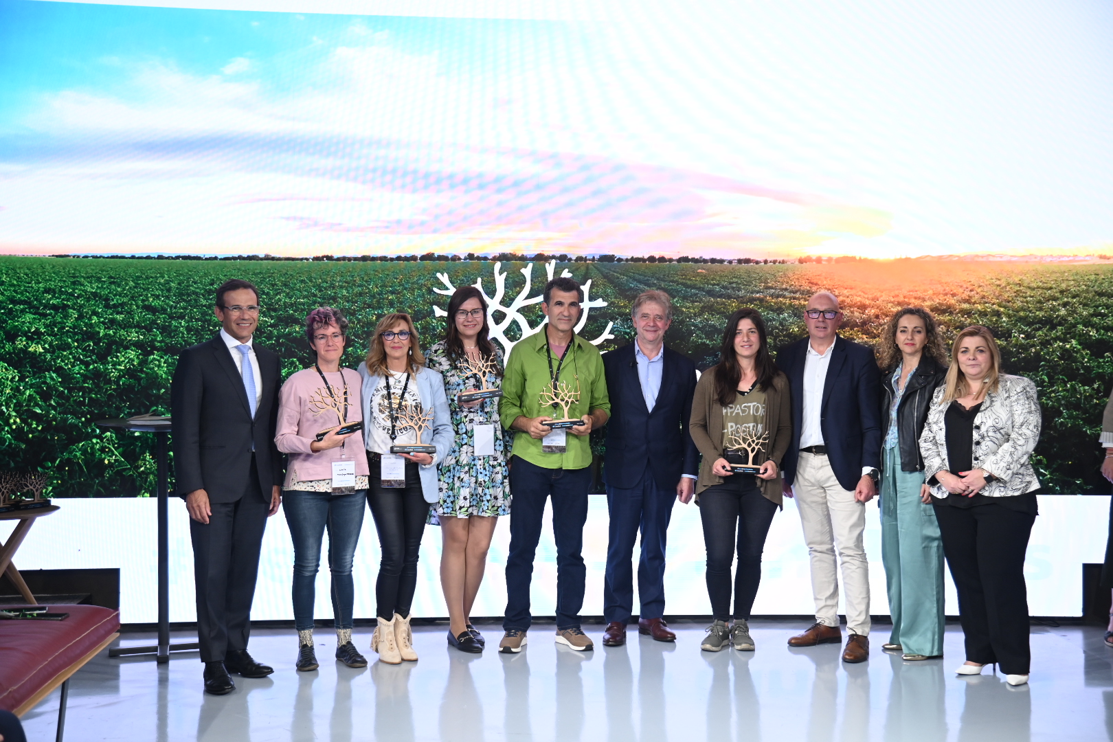 Ganadores y representantes institucionales.