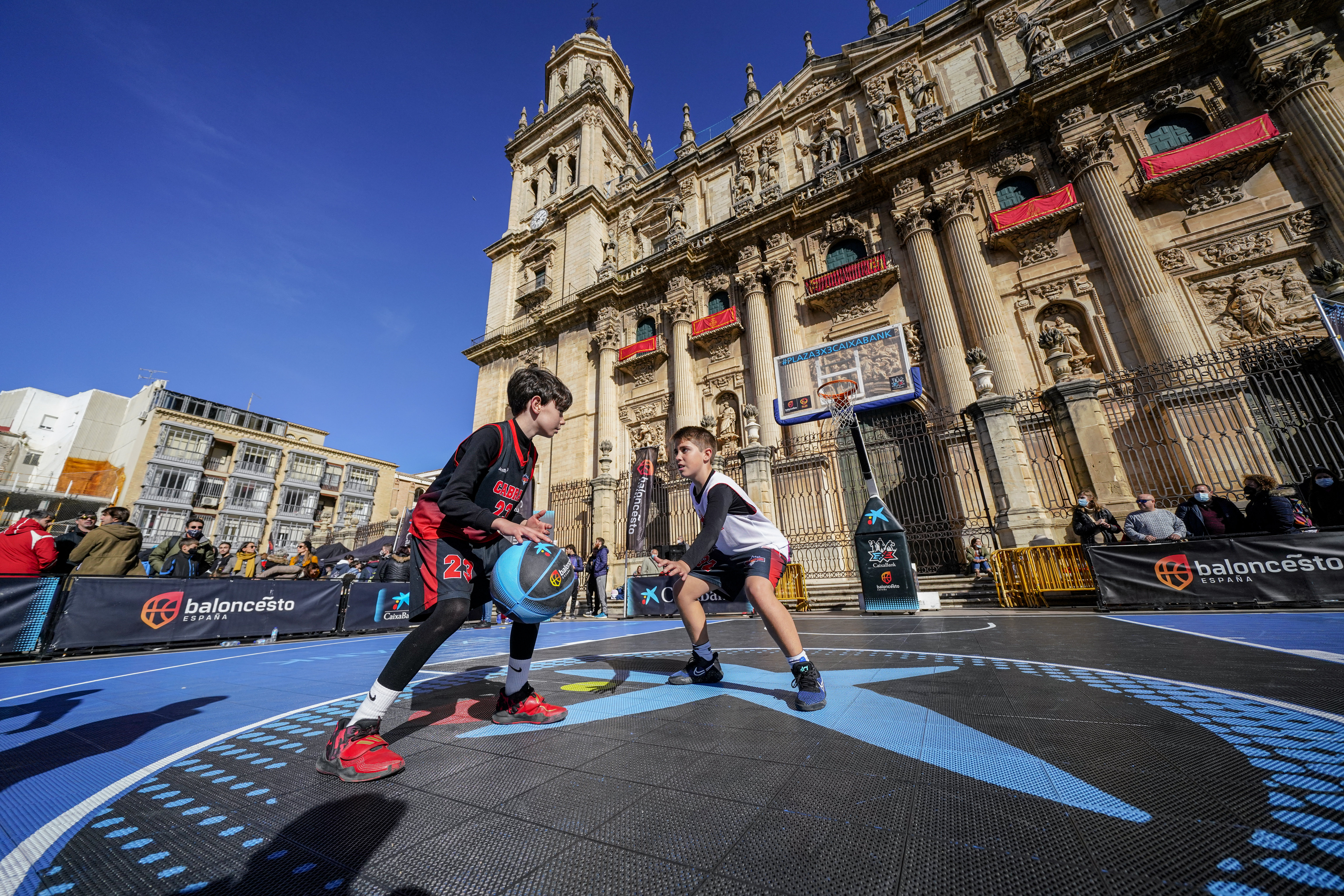 Dos nens participen en una de les parades del Plaza 3x3 CaixaBank, un dels projectes de bàsquet formatiu que impulsen la FEB i CaixaBank en el marc del patrocini de l’entitat financera.