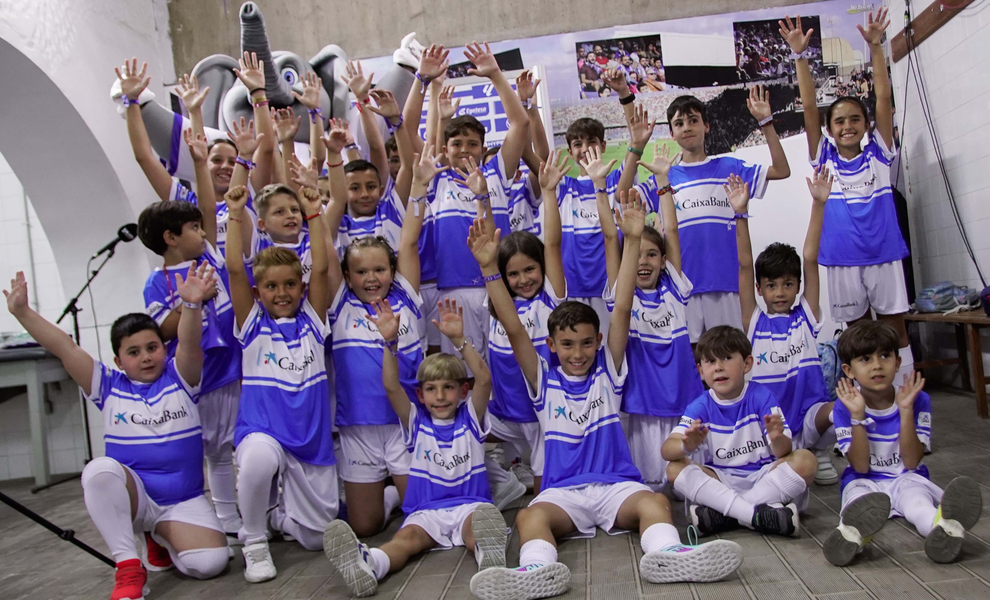 Fotografía de los niños que participaron en el Escort Kids en el partido del Club Deportivo Tenerife y el Leganés.