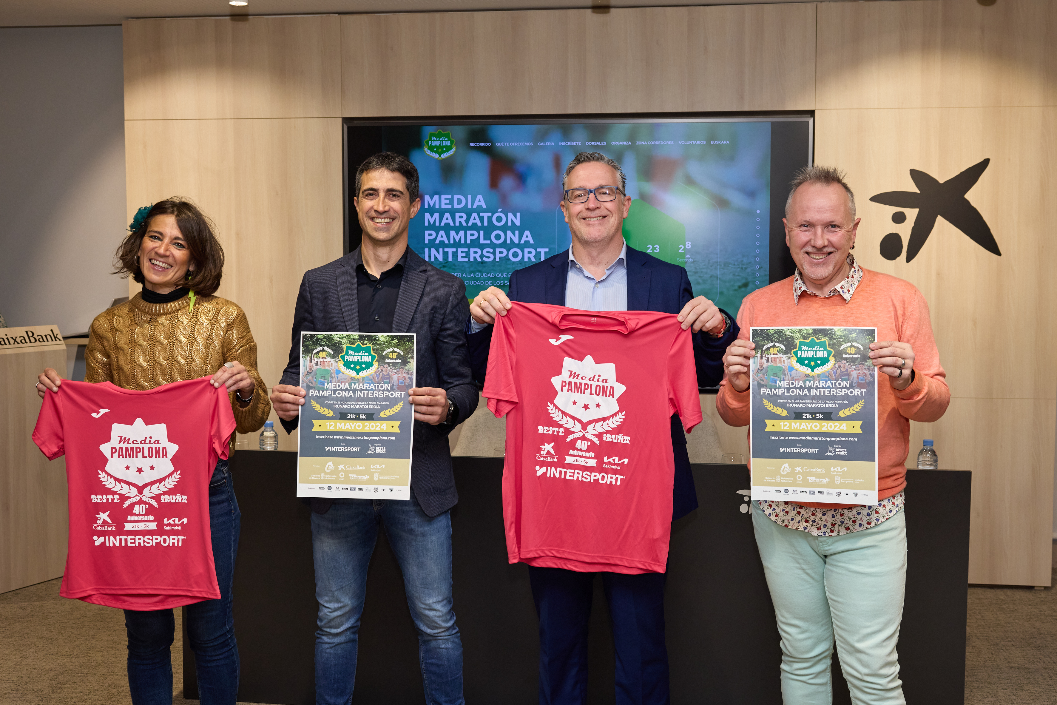 Maider Beloqui, Xabier Larraya, Miguel Navarrete y Joseba Arangay en un momento de la presentación
