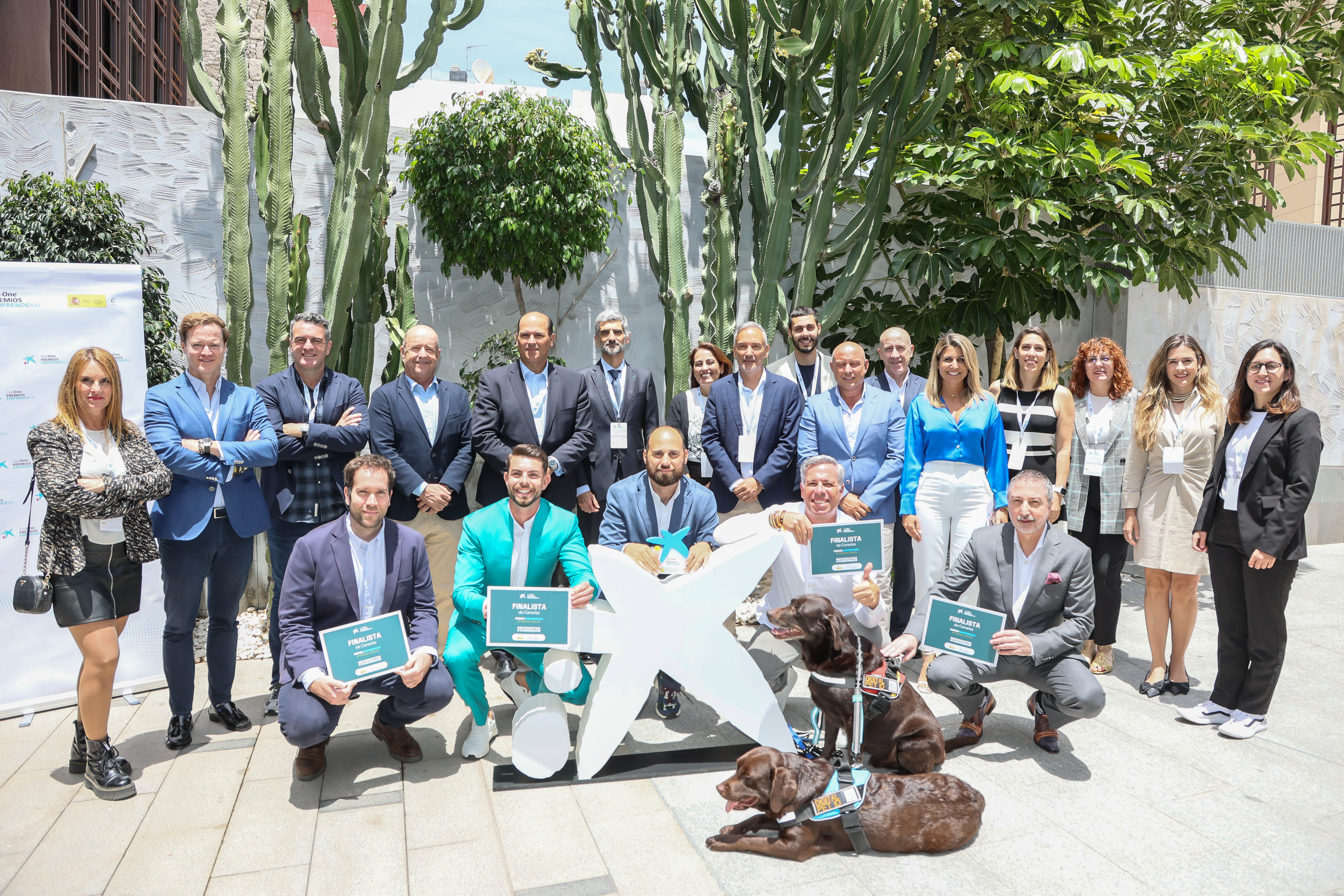 Foto de familia del ganador, finalistas y jurado de la final de los Premios EmprendeXXI en Canarias.