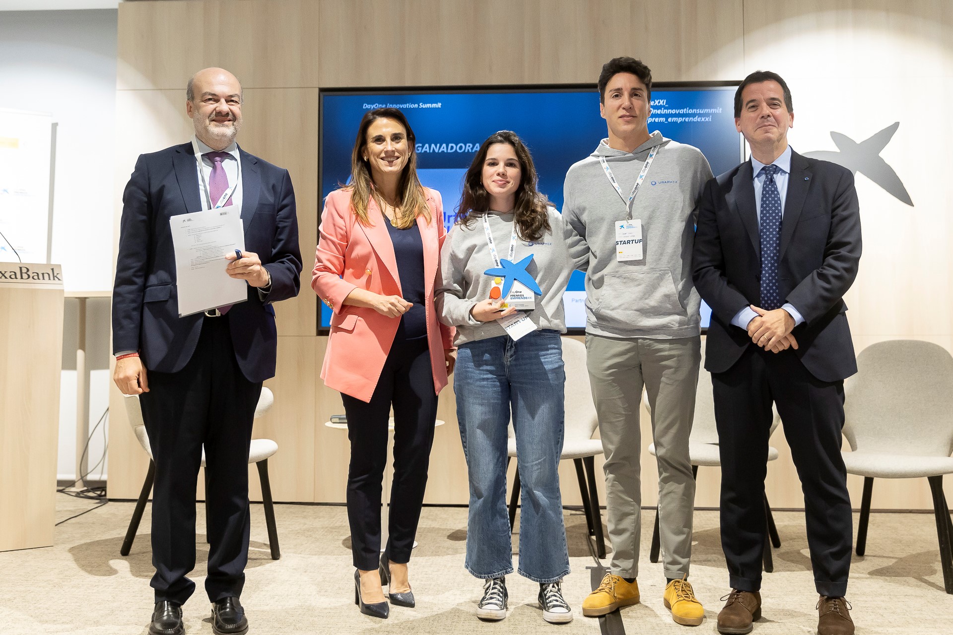 Pedro Da Silva, Isabel Moreno y el consejero Mikel Irujo junto a los dos representantes de la start-up ganadora: Ultrech Water