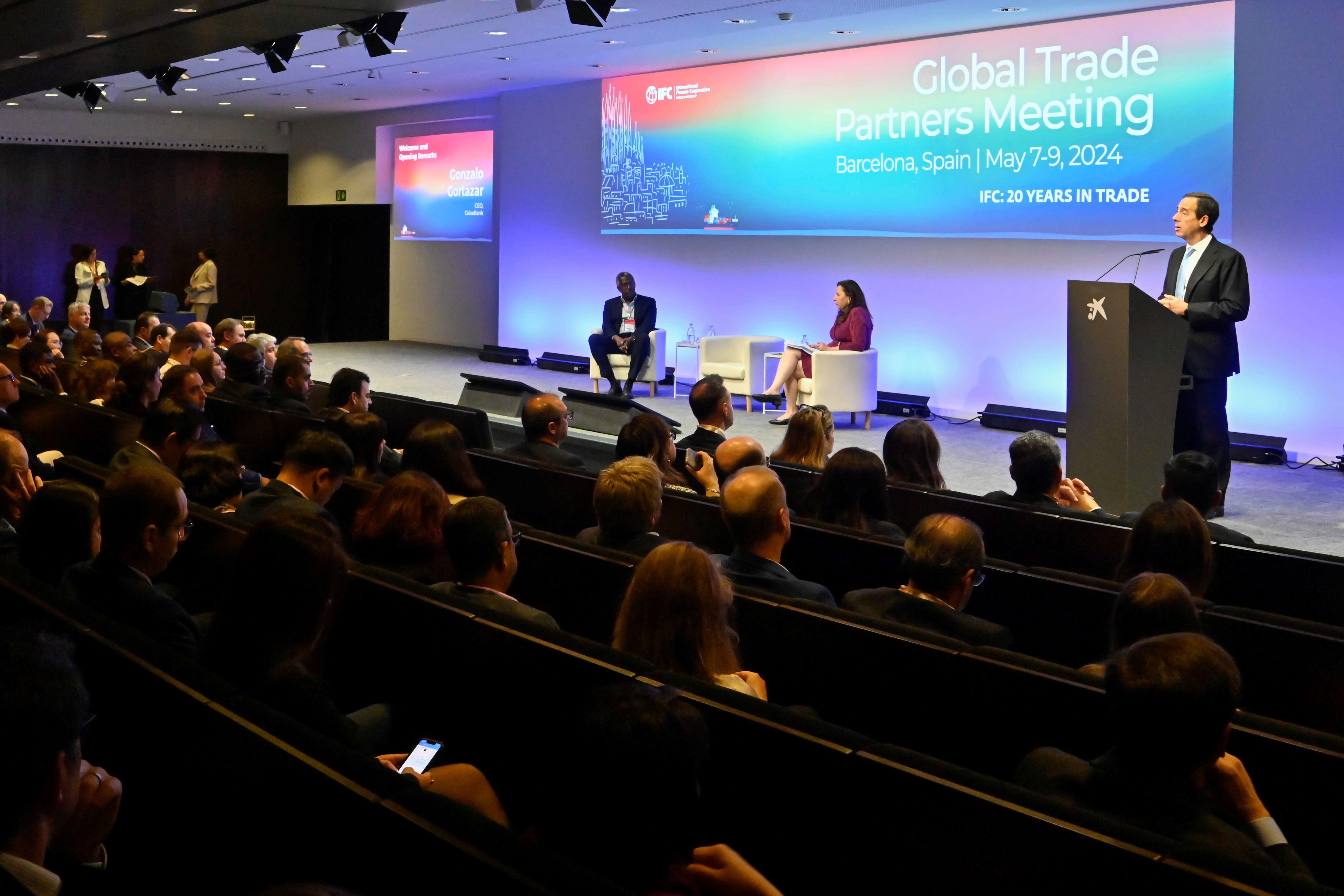 Gonzalo Gortázar, consejero delegado de CaixaBank, durante la sesión de inauguración del Global Trade Partner Meeting 2024.