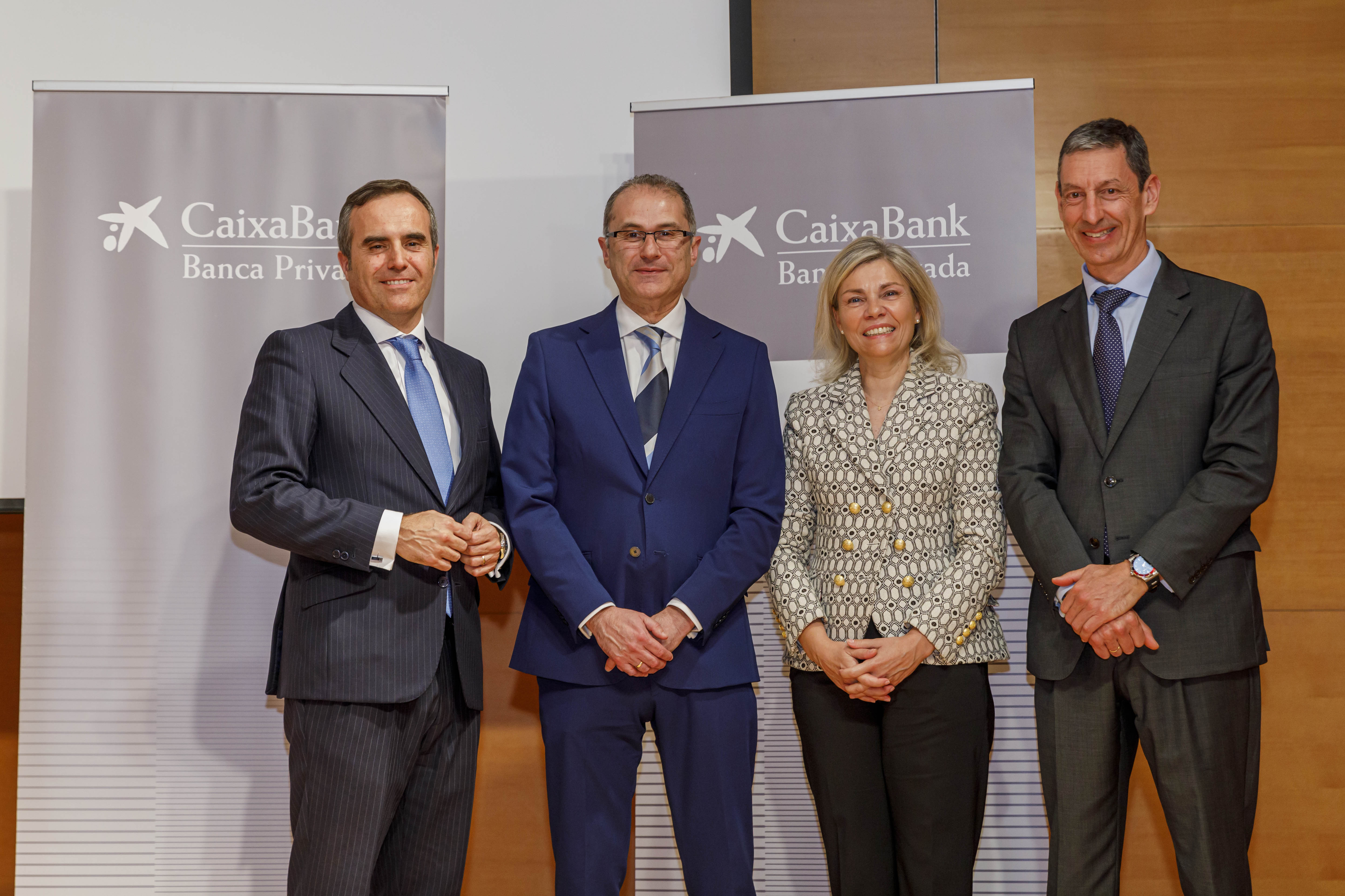 (De izda. a dcha.): Eduardo Toral, director comercial de CaixaBank en Castilla y León; Óscar Pérez, director de Banca Centro de Banca Privada de CaixaBank en Ávila; Belén Martín, directora territorial de CaixaBank en Castilla y León; y César Martínez, gerente de Estrategia de Inversión y Sostenibilidad Pensar en el Futuro de CaixaBank Banca Privada.