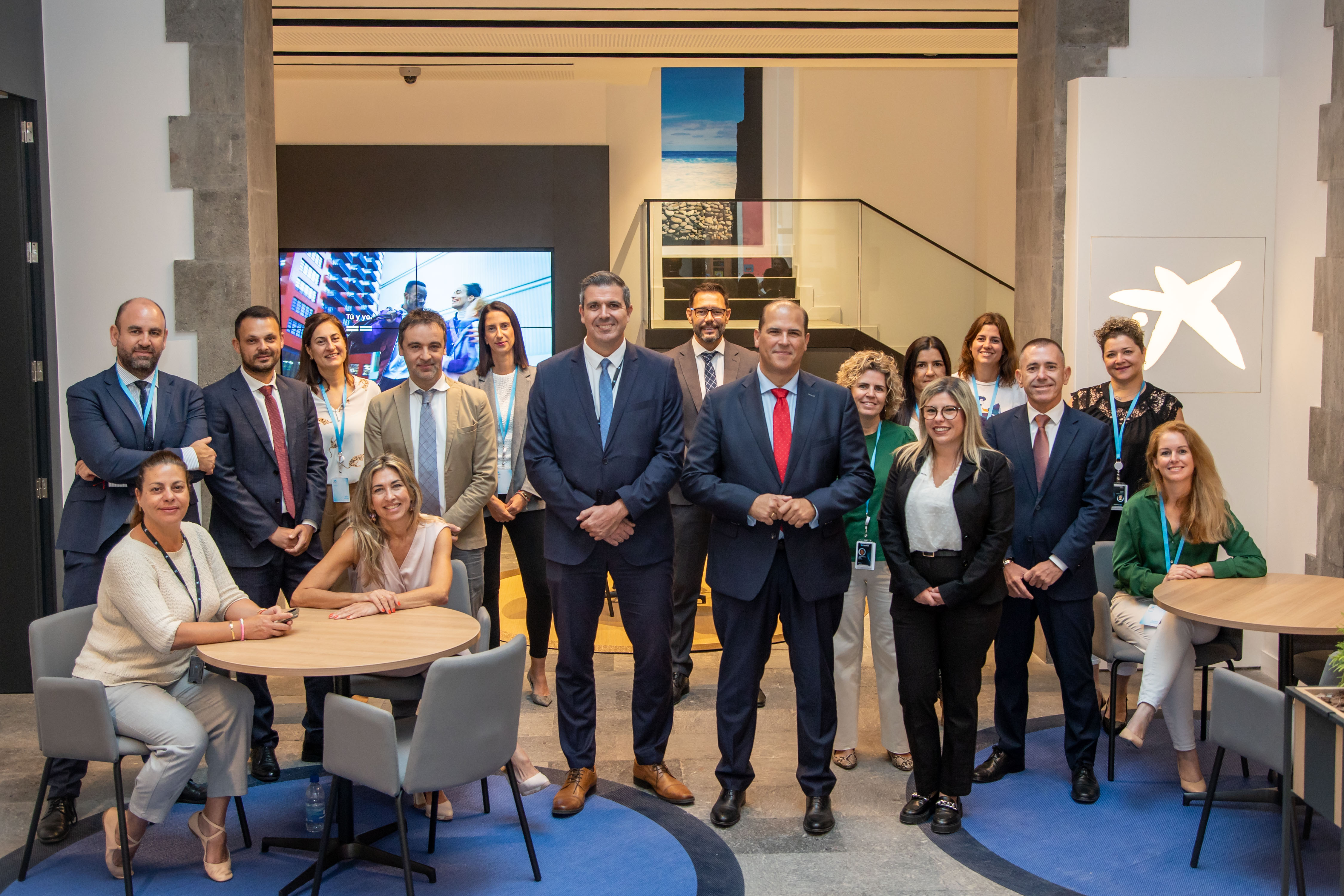 Equipo humano de la nueva Store Arucas junto al director territorial de CaixaBank en Canarias, Manuel Afonso.