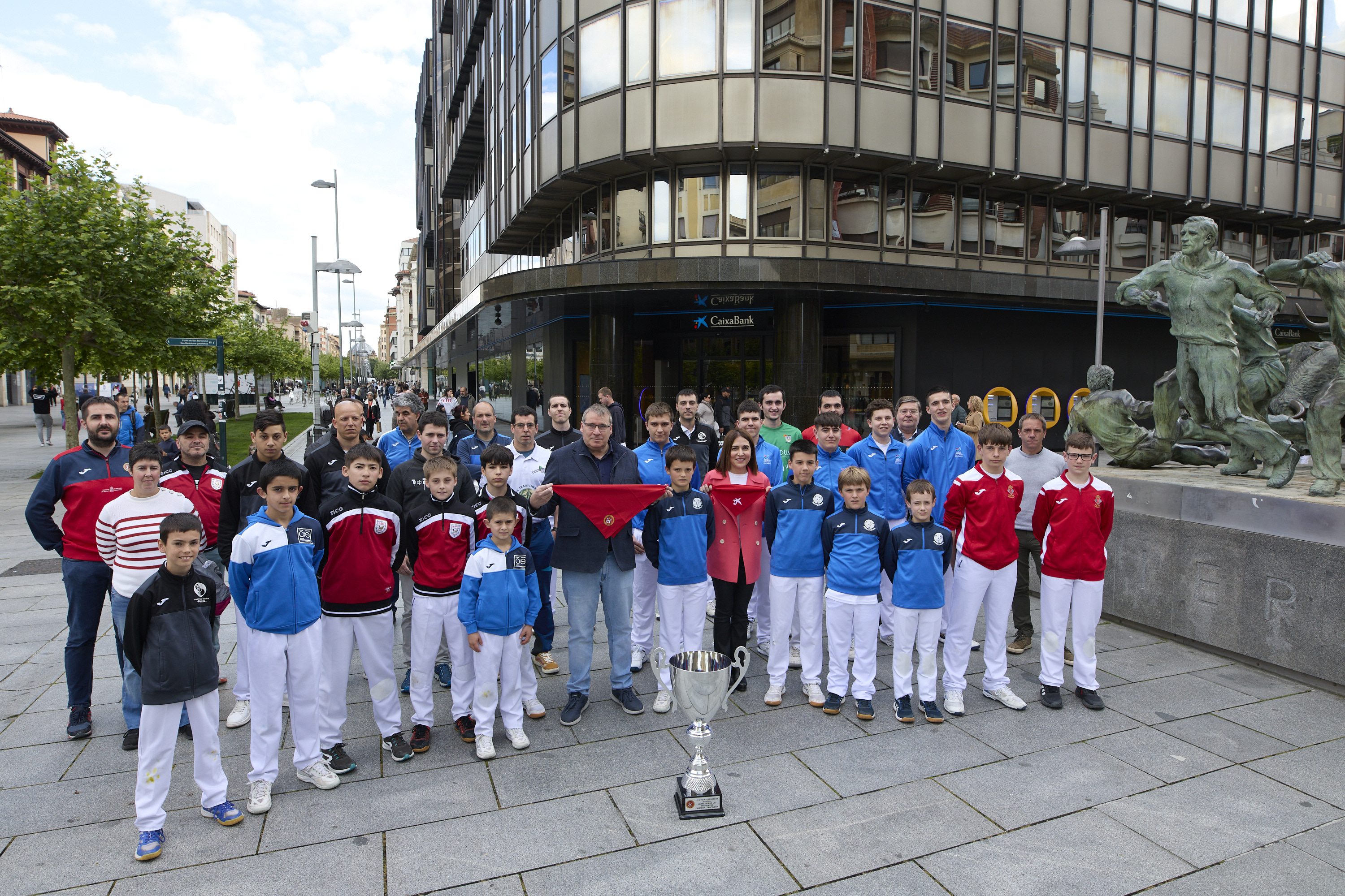 Foto de grupo de los representates de los equipos que disputarán el Interpueblos