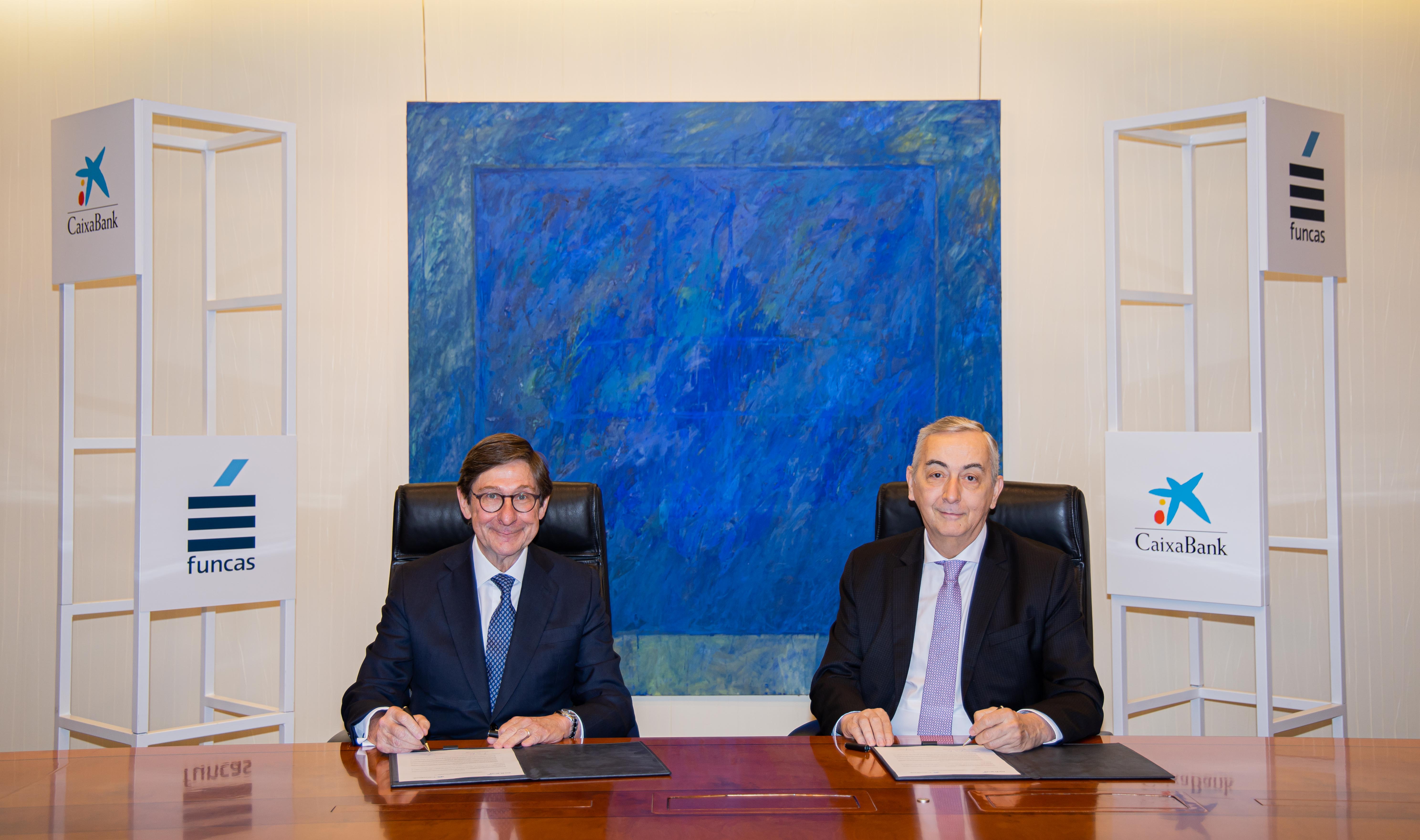 El presidente de CaixaBank, José Ignacio Goirigolzarri, y el director general de la Fundación de los Bancos y Cajas de CECA (Funcas), Carlos Ocaña, han firmado hoy la ampliación, por un año más, de la colaboración que ambas entidades mantienen para impulsar la cultura financiera en la sociedad española.
