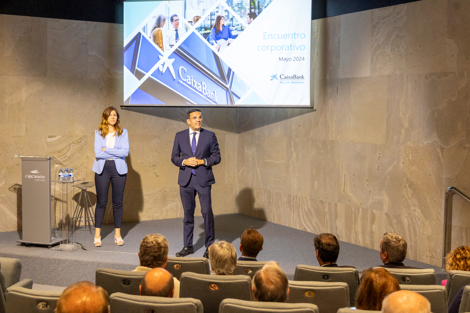 Meritxell Soler y Miguel Ángel García durante el Encuentro corporativo con accionistas celebrado en Santa Cruz de Tenerife.
