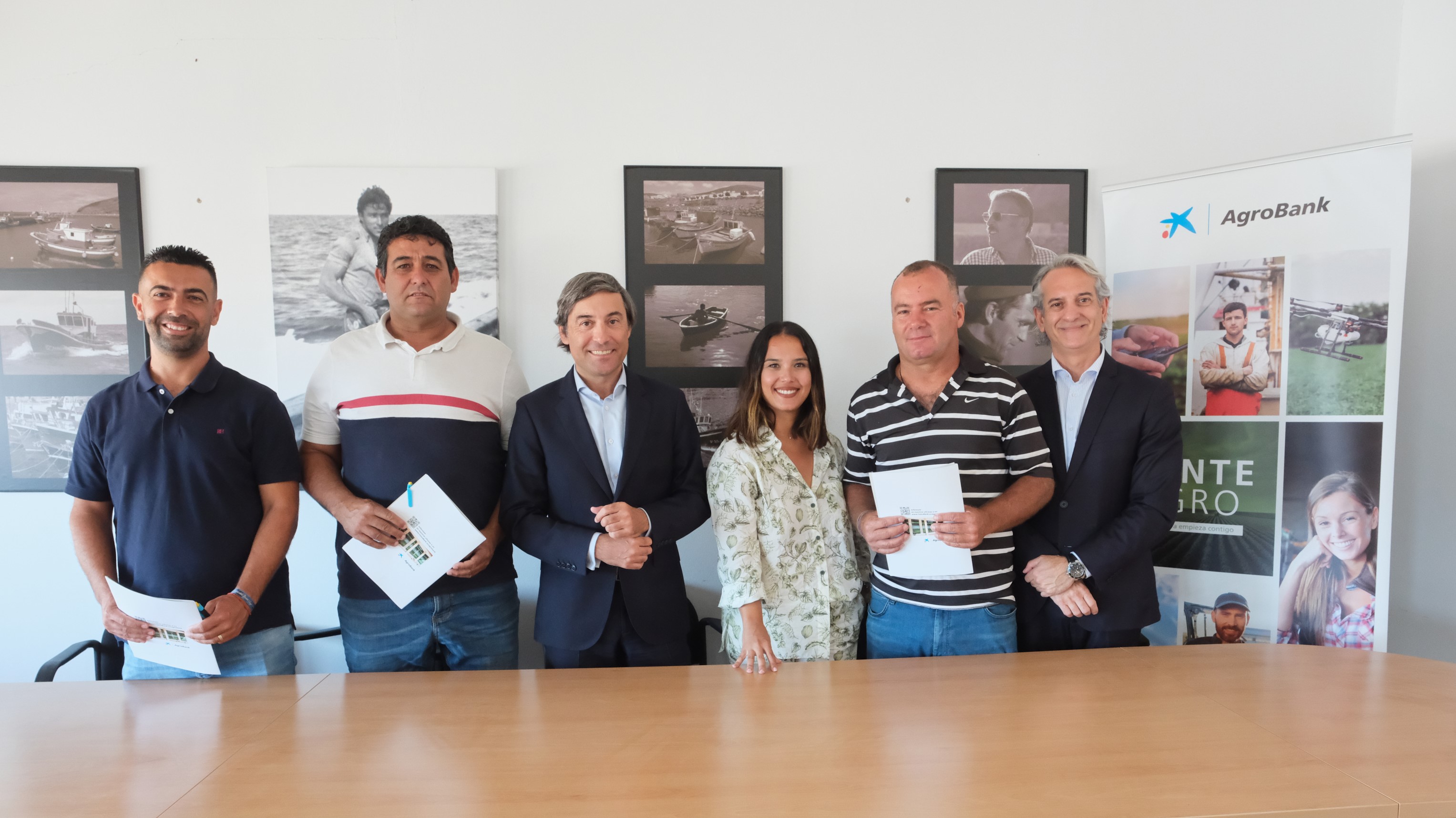 Representantes de CaixaBank y de las tres cofradías de Fuerteventura durante la firma del acuerdo de colaboración.