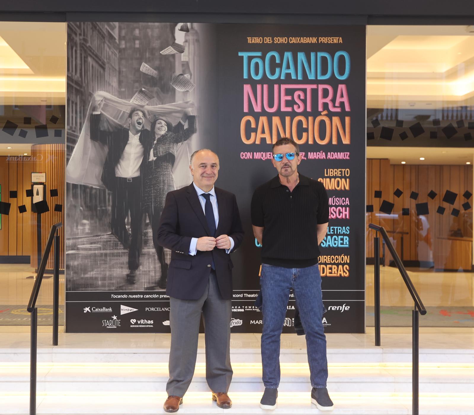 El director territorial de CaixaBank en Andalucía, Juan Ignacio Zafra, y el presidente del Teatro del Soho CaixaBank, Antonio Banderas.