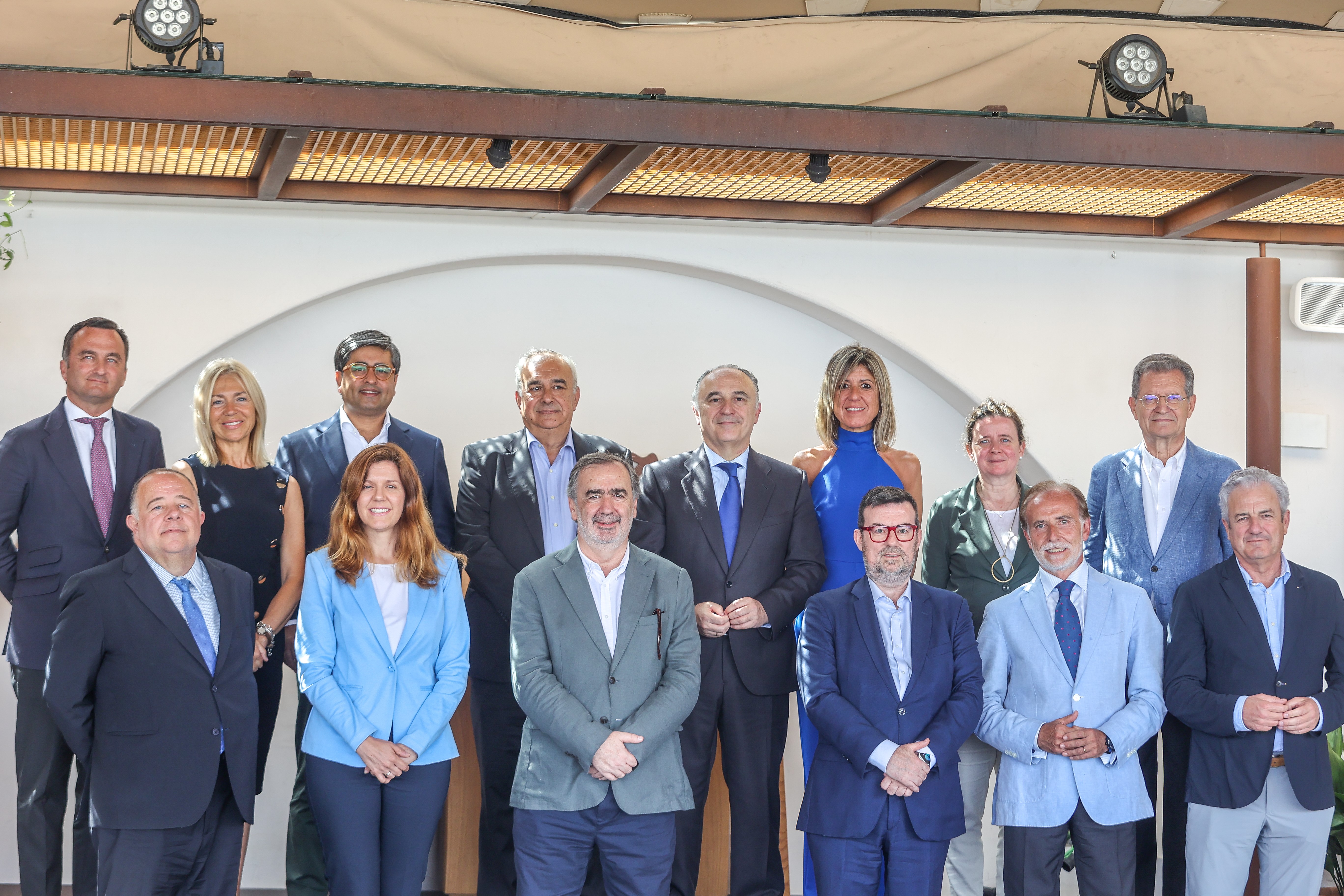 Los miembros del Comité Consultivo, acompañados de Juan Ignacio Zafra, director territorial de CaixaBank en Andalucía, y Meritxell Soler, directora de Relación con Accionistas de CaixaBank.