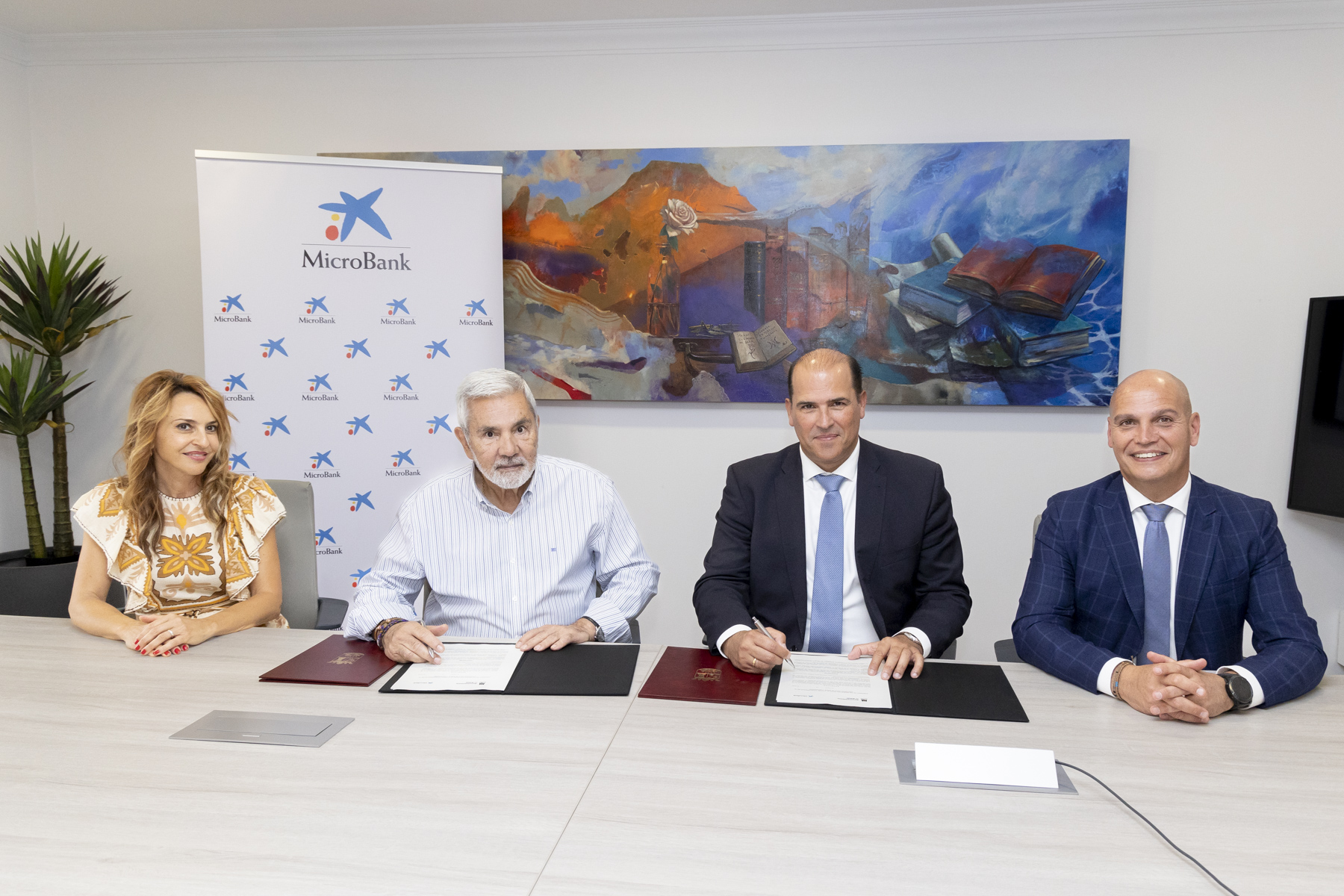 Firma del acuerdo entre MicroBank y el Ayuntamiento de Adeje.