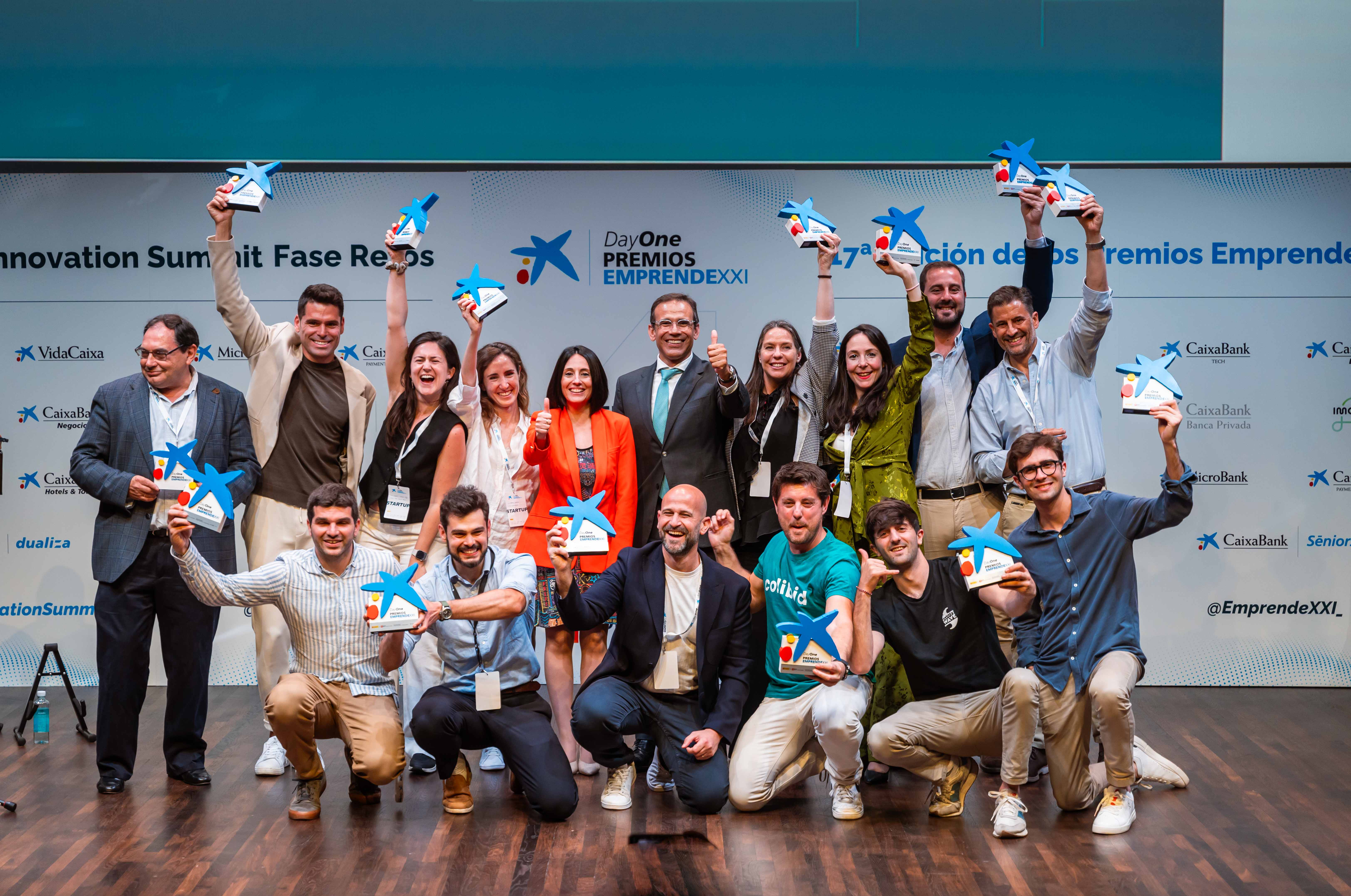 Ganadores de la 17ª edición de los PEXXI con el director de Negocio de CaixaBank, Jaume Masana, y la secretaria de Estado de Industria, Rebeca Torró.