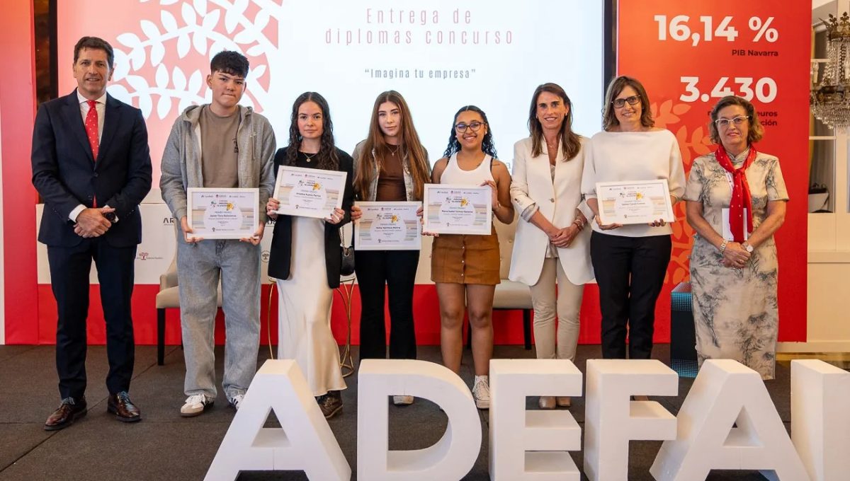 El colegio Jesuitinas recoge el diploma de manos del presidente de ADEFAN, Iñaki Ecay, la directora territorial Ebro de CaixaBank, Isabel Moreno, y la directora de ADEFAN, Marisa Sainz