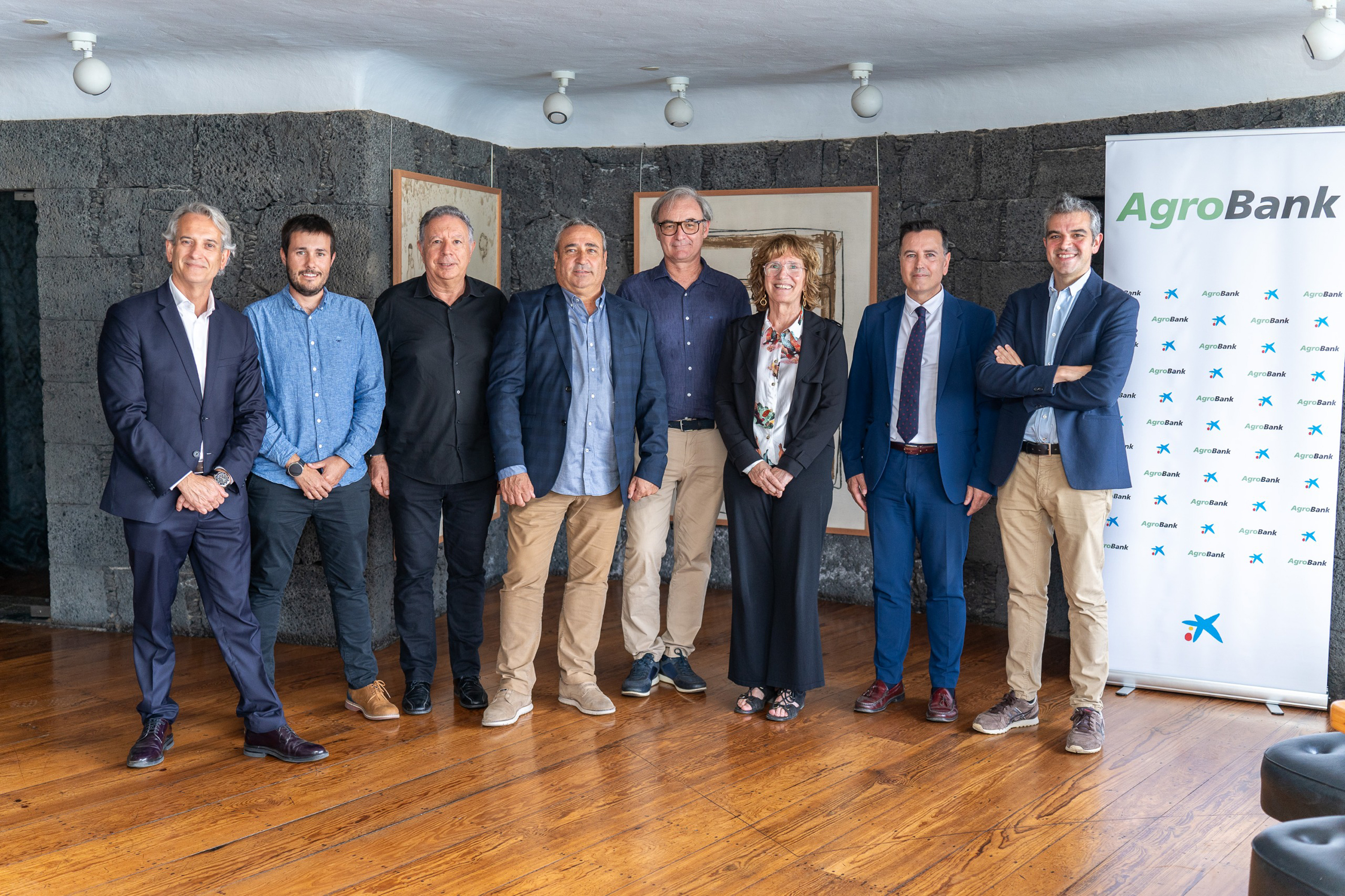 Ferran Centelles junto a los participantes de la jornada, directivos de CaixaBank y de los CACT de Lanzarote.