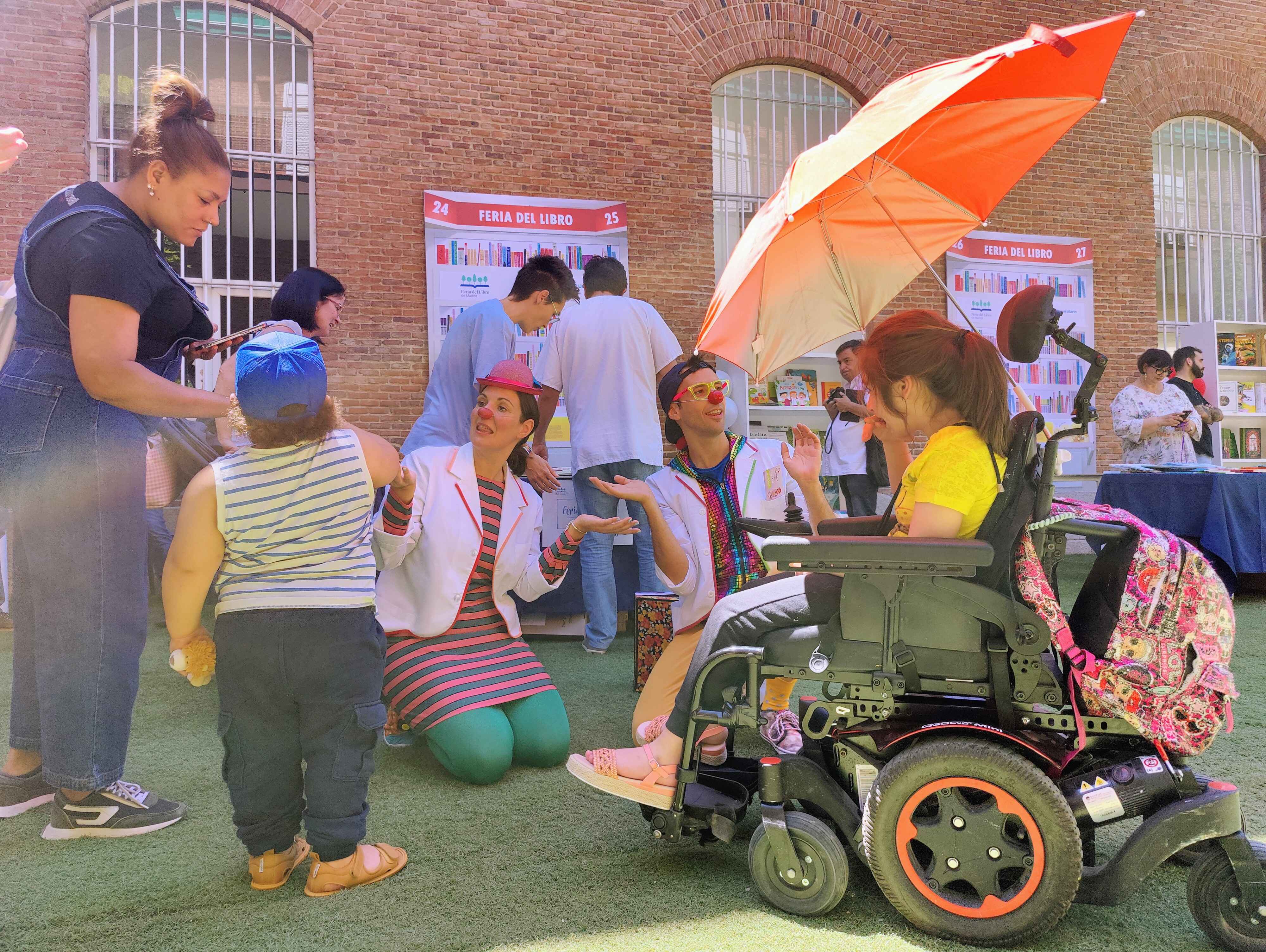 Actividad de ‘El vaivén de la Feria’ organizada por la Feria del Libro de Madrid, con la colaboración de CaixaBank, en el Hospital Niño Jesús de Madrid.
