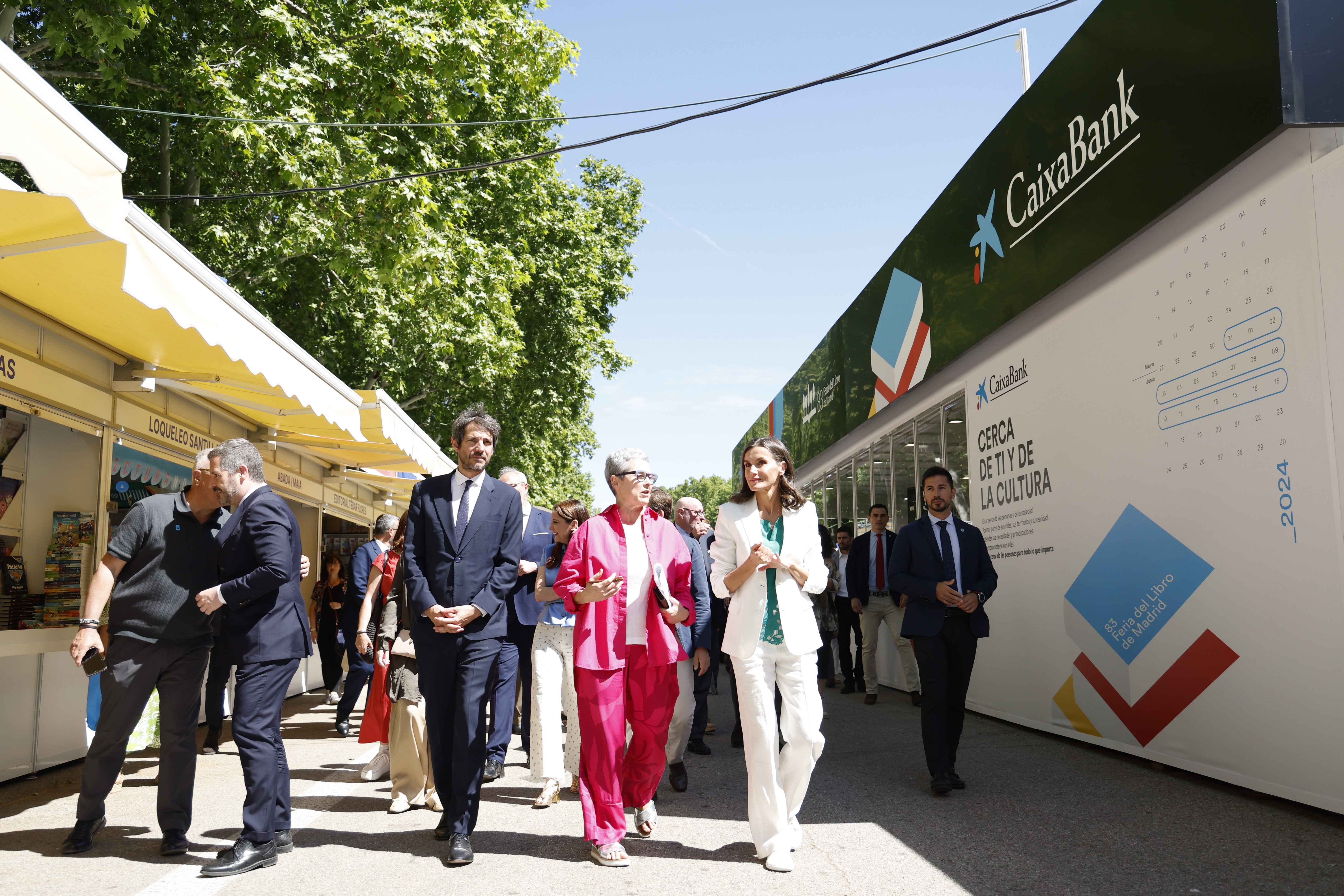 El ministro de Cultura, Ernest Urtasun; la directora de la Feria del Libro de Madrid, Eva Orúe; y S.M. la Reina Letizia a su paso por el Pabellón CaixaBank de la 83ª Feria del Libro de Madrid.