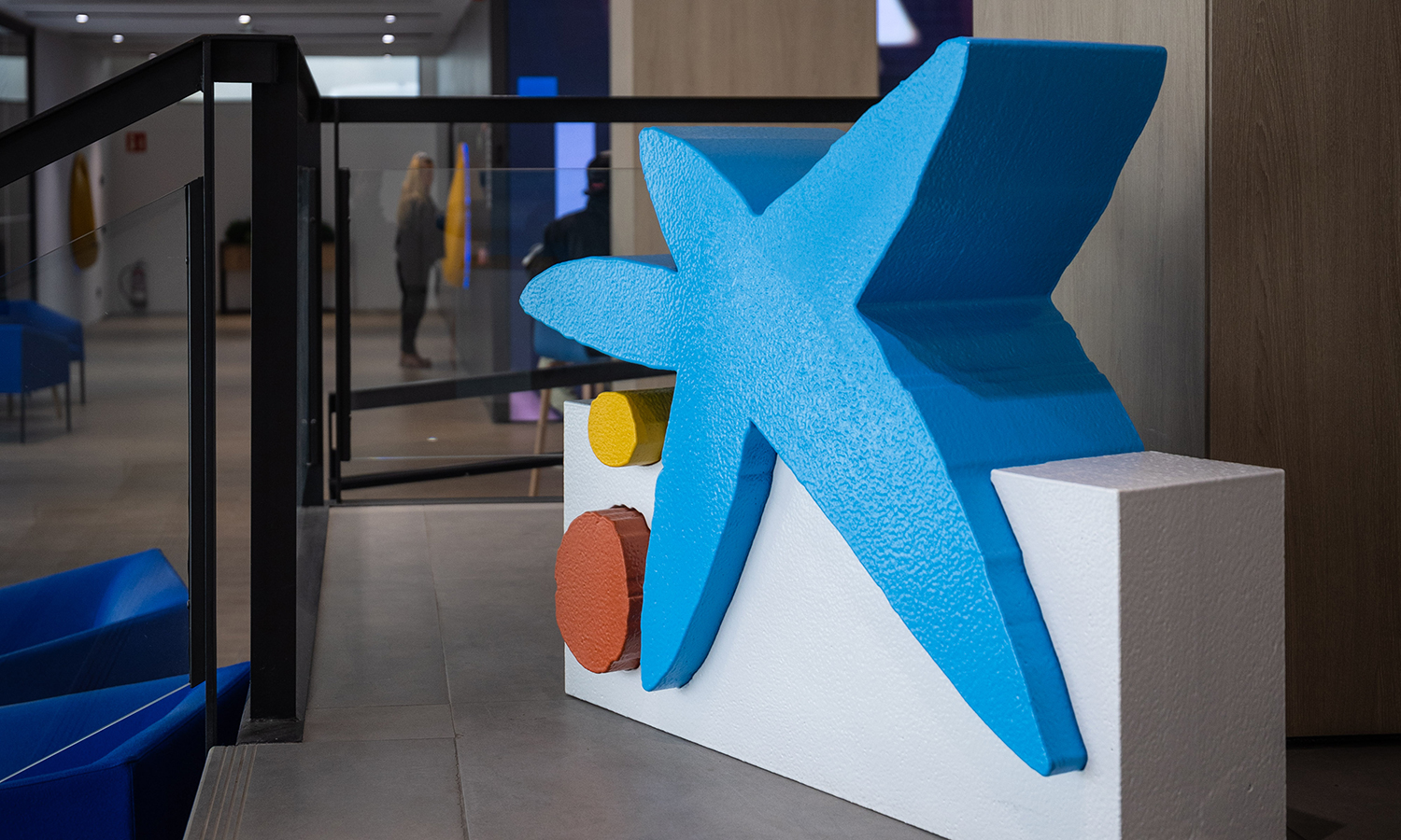 Interior de una oficina de CaixaBank