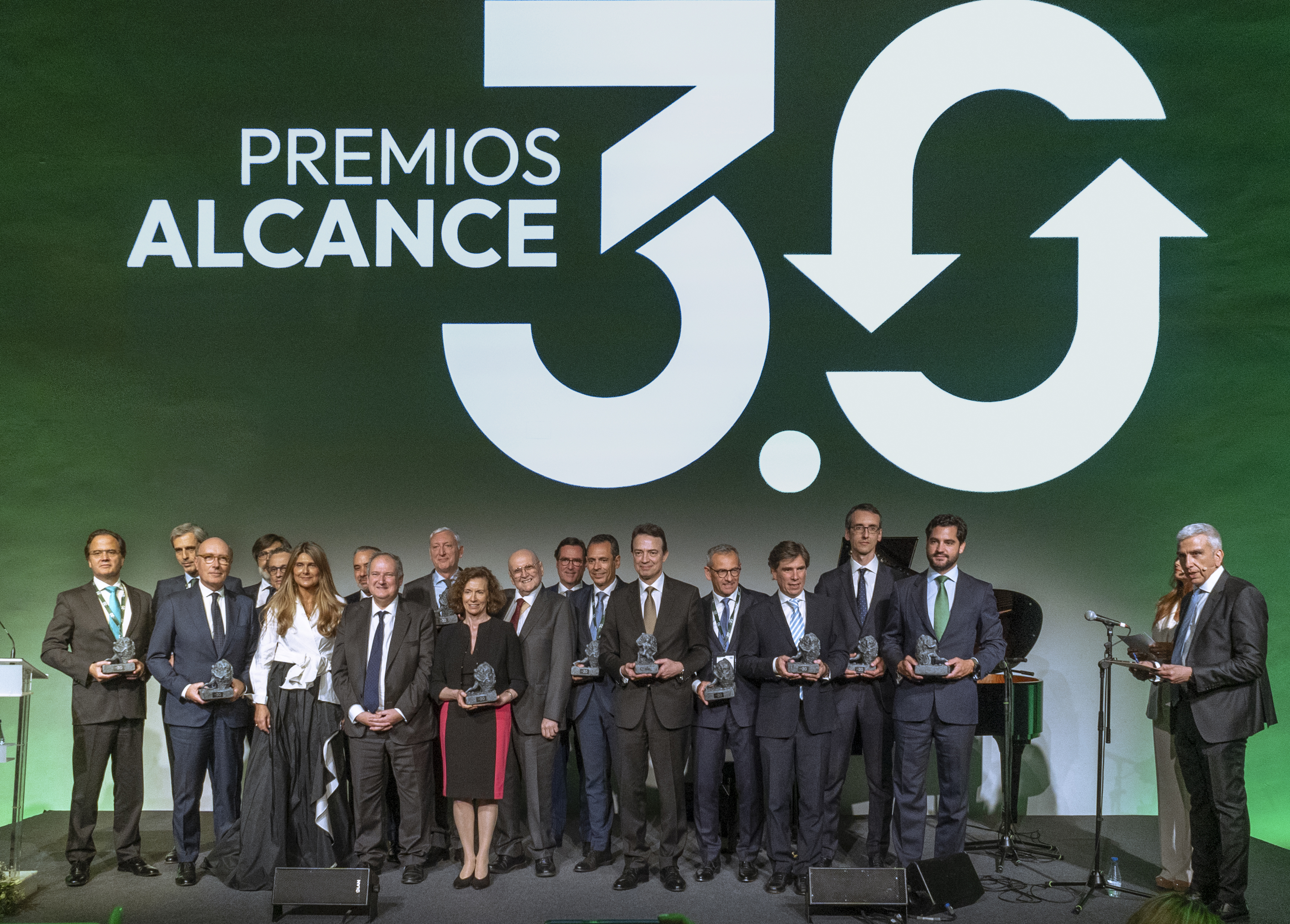 Los premiados recogen sus galardones en la gala de los Premios Alcance 3.0