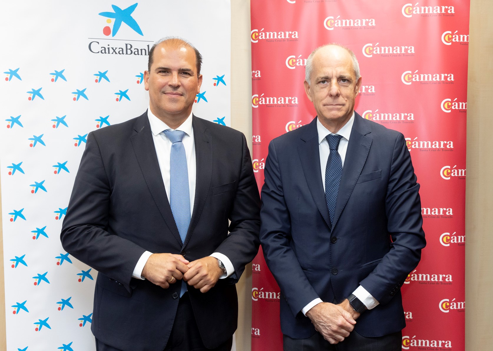Manuel Afonso, director territorial de CaixaBank en Canarias, y Santiago Sesé, presidente de la Cámara de Comercio de Santa Cruz de Tenerife.