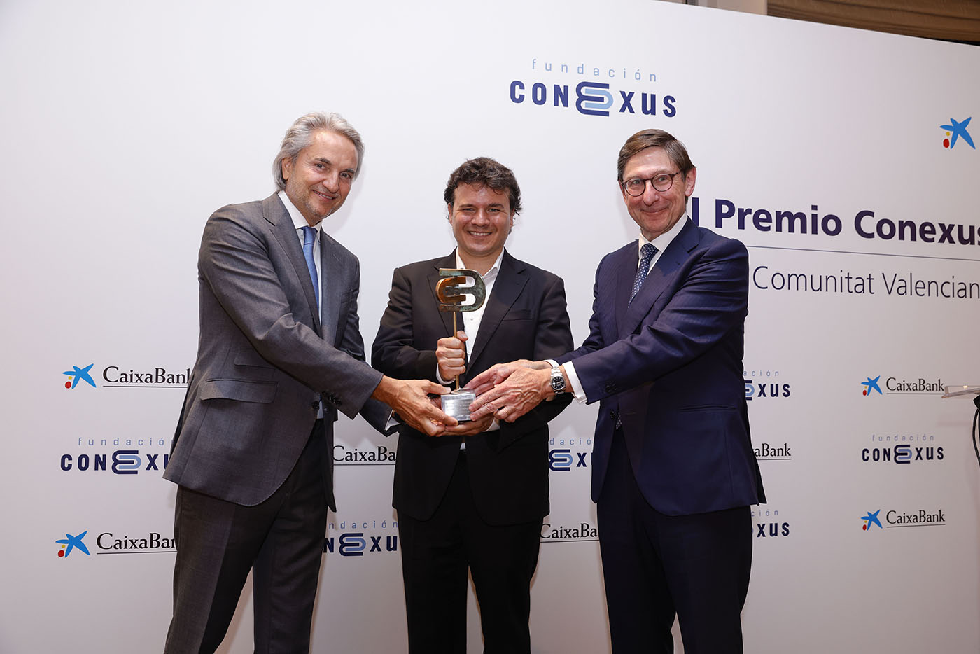 El presidente de Conexus, Manuel Broseta; y el presidente de CaixaBank, José Ignacio Goirigolzarri han entregado el premio al físico valenciano Pablo Jarillo-Herrero.