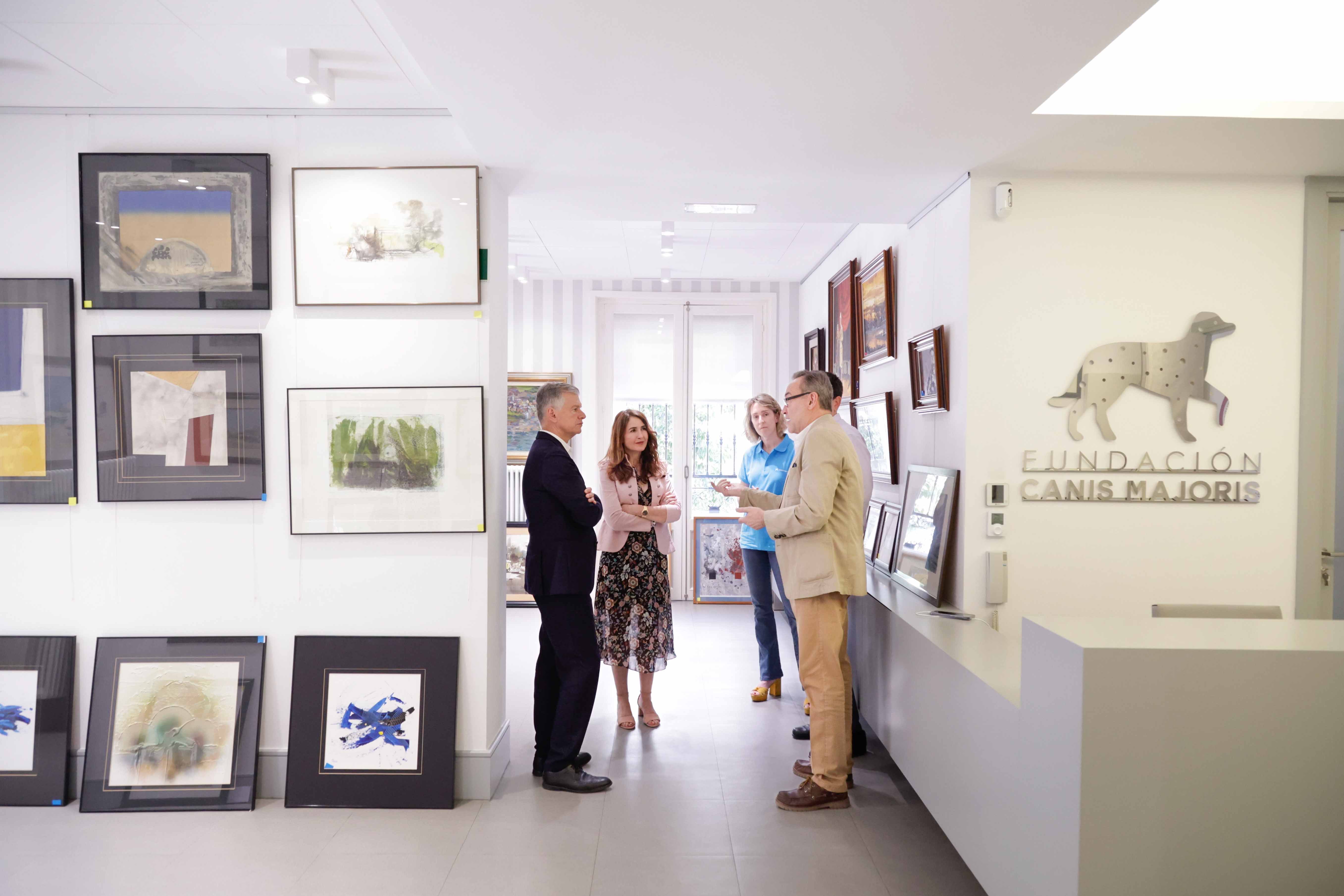 El director territorial de CaixaBank en Madrid, Xicu Costa, visita la exposición solidaria a favor de la Federación Española de Bancos de Alimentos.