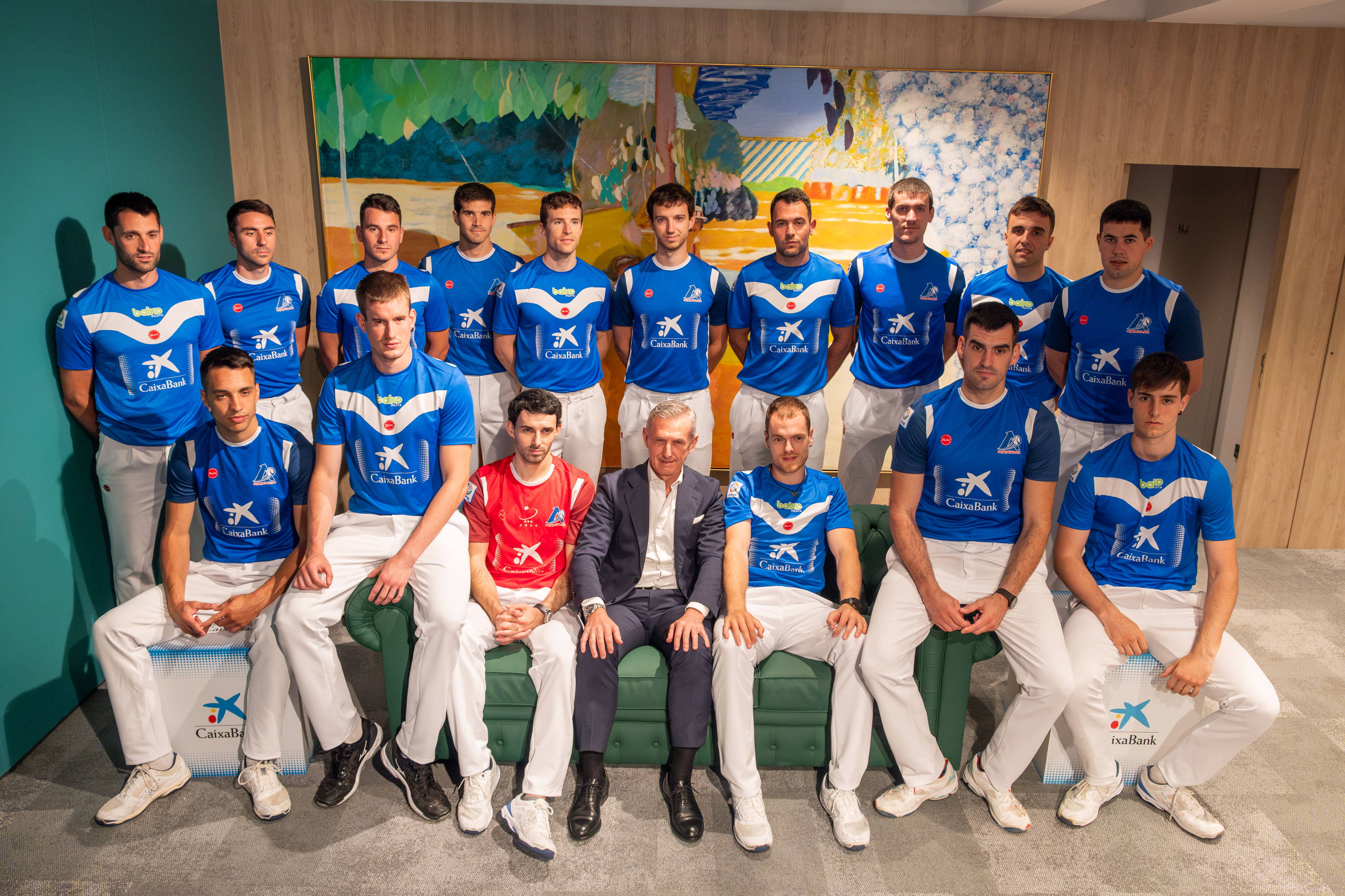 Pelotaris del Masters CaixaBank junto a Juan Pedro Badiola
