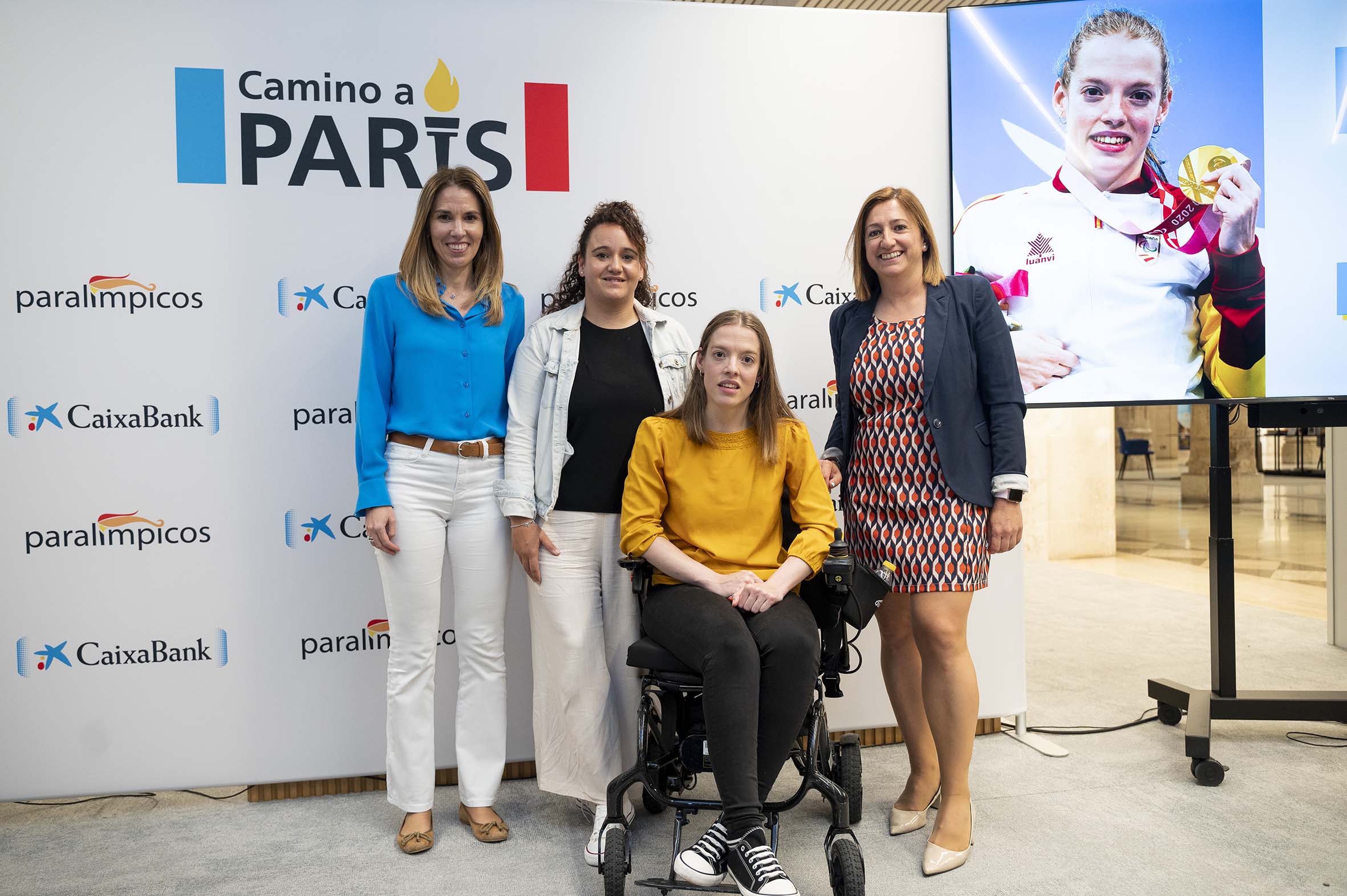 (De izda. a dcha.): la periodista deportiva Almudena Rivera; la segunda entrenadora de Marta Fernández, Rebeca Aguado; la nadadora paralímpica burgalesa Marta Fernández, y la directora de la All in One de CaixaBank en Burgos, Patricia Arribas.