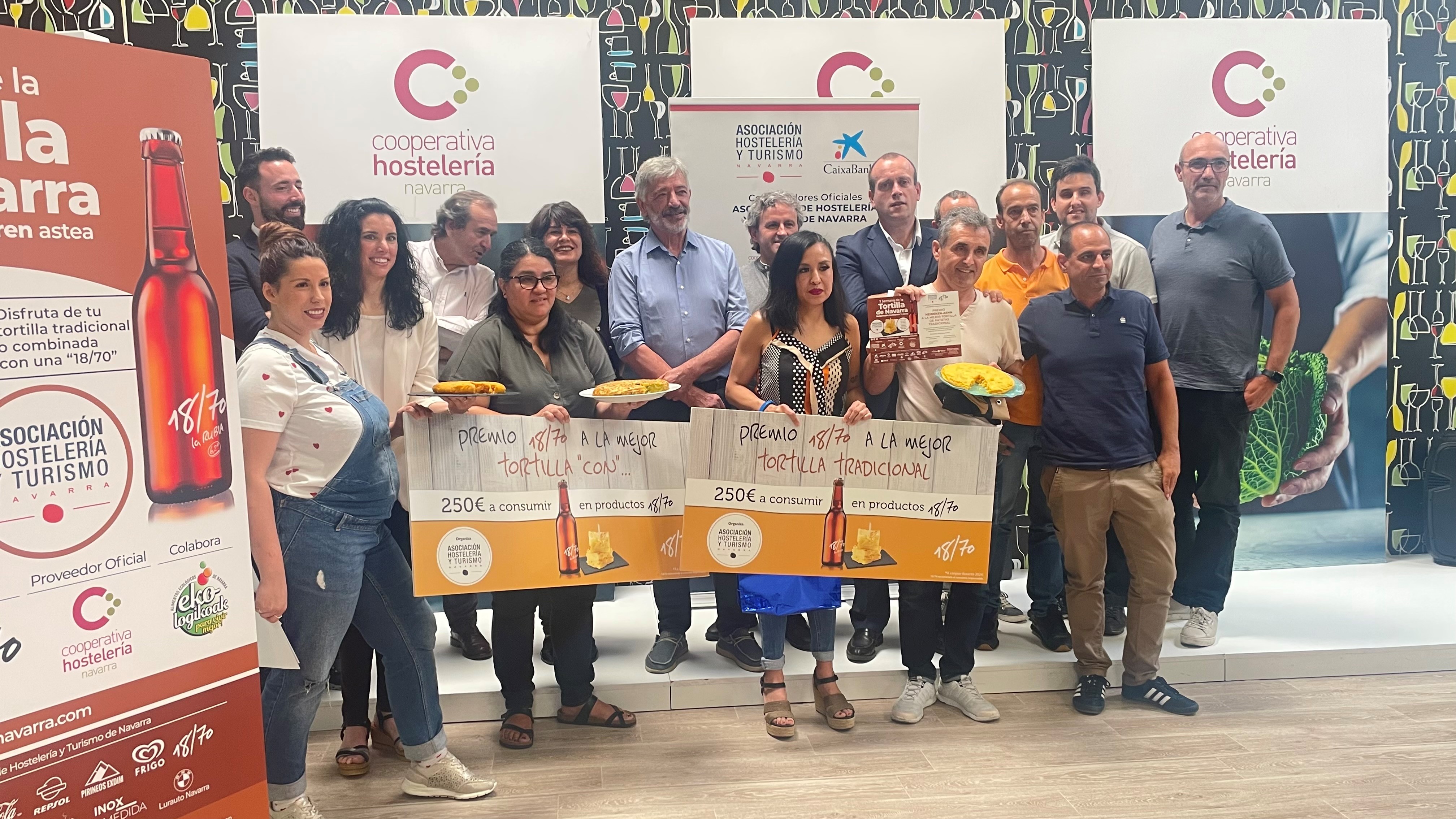 Los vencedores posan junto a los patrocinadores, entre los que está el director de Banca Retail de la DT Ebro de CaixaBank, Pablo Andoño