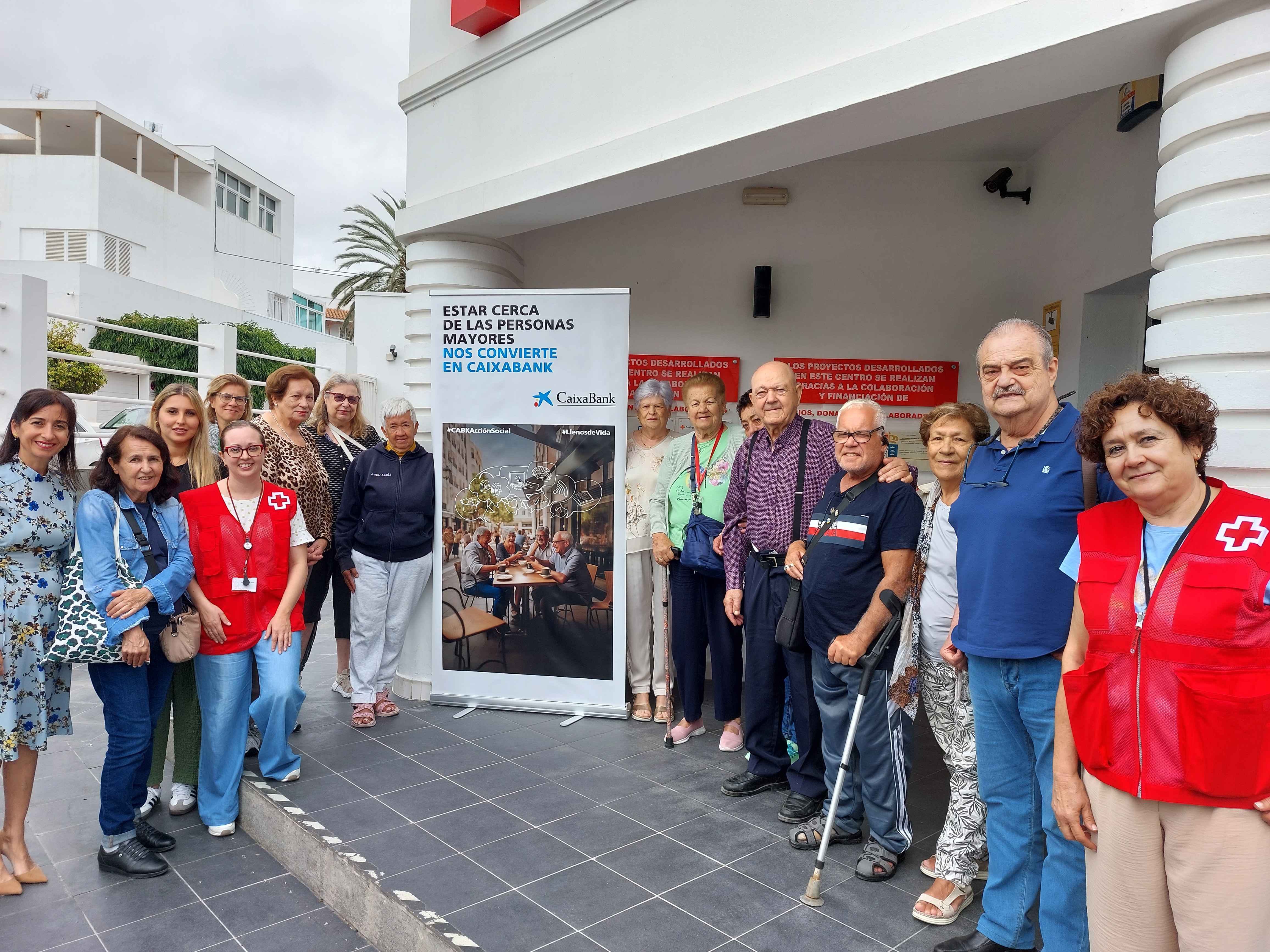 Algunos de los participantes del programa ‘Llenos de Vida’, junto a personal de Cruz Roja y la responsable de Acción Social de CaixaBank en Canarias, Olga del Pino (izq.).