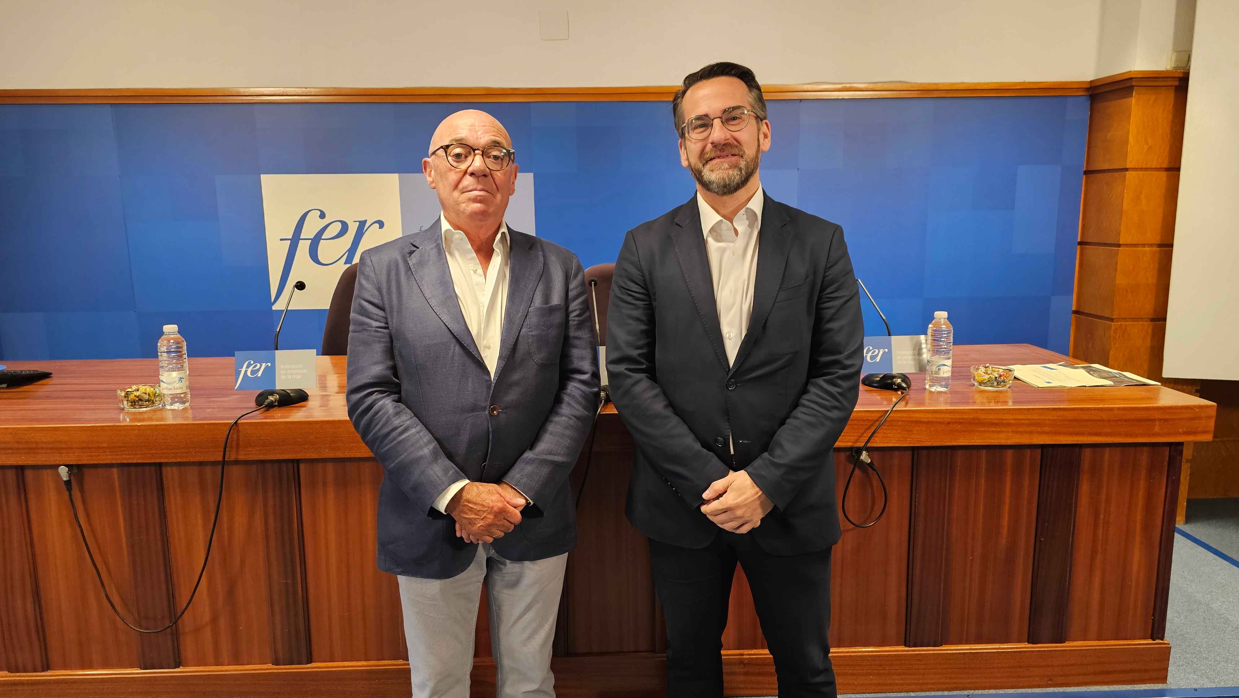 (De izda. a dcha.): el presidente de la FER, Jaime García-Calzada, y el responsable de Acción Social de la Dirección Territorial Ebro de CaixaBank, Jorge García Cabanes.