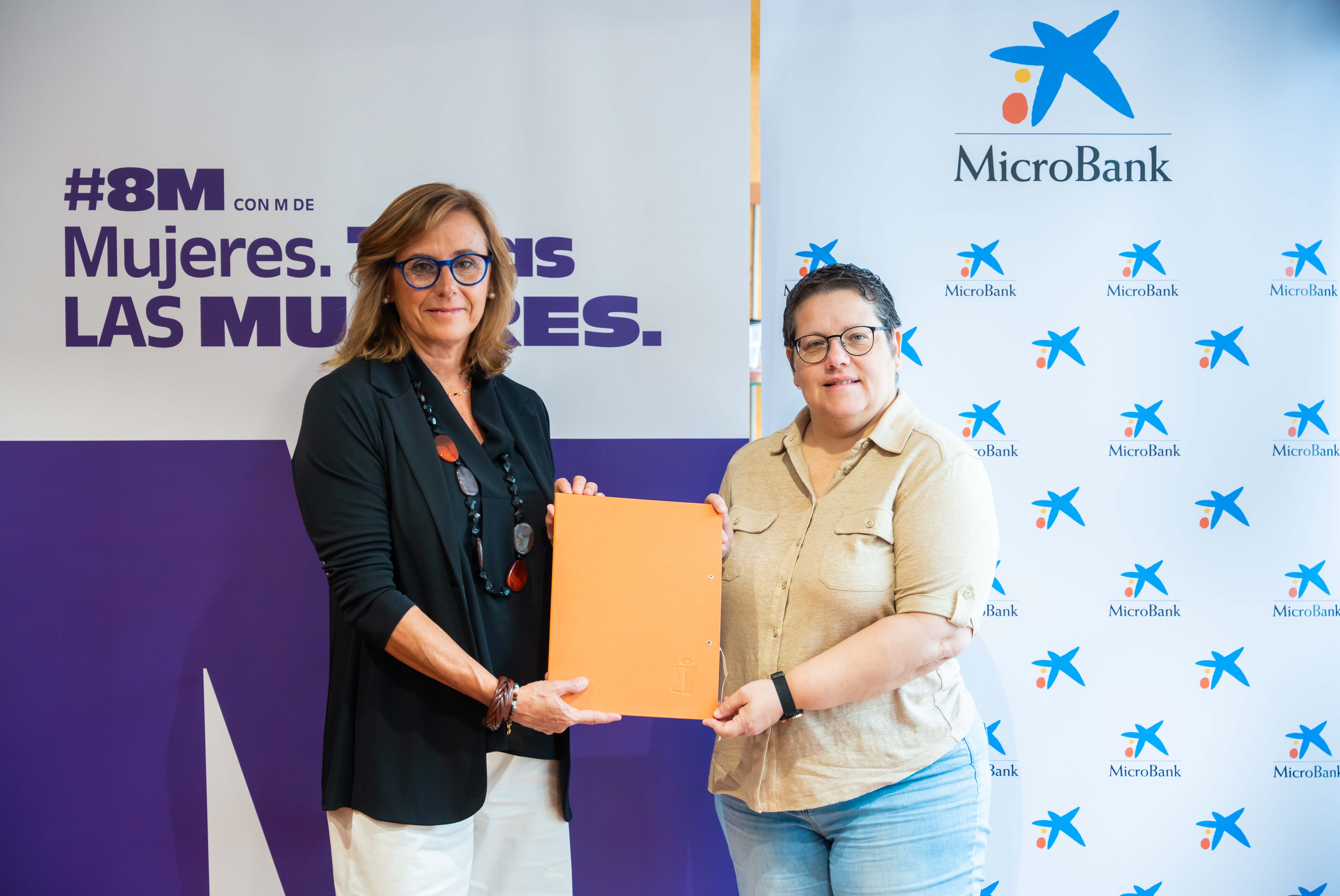 Cristina González Viu, directora general de MicroBank, e Isabel García, directora del Instituto de las Mujeres, rubrican el acuerdo.