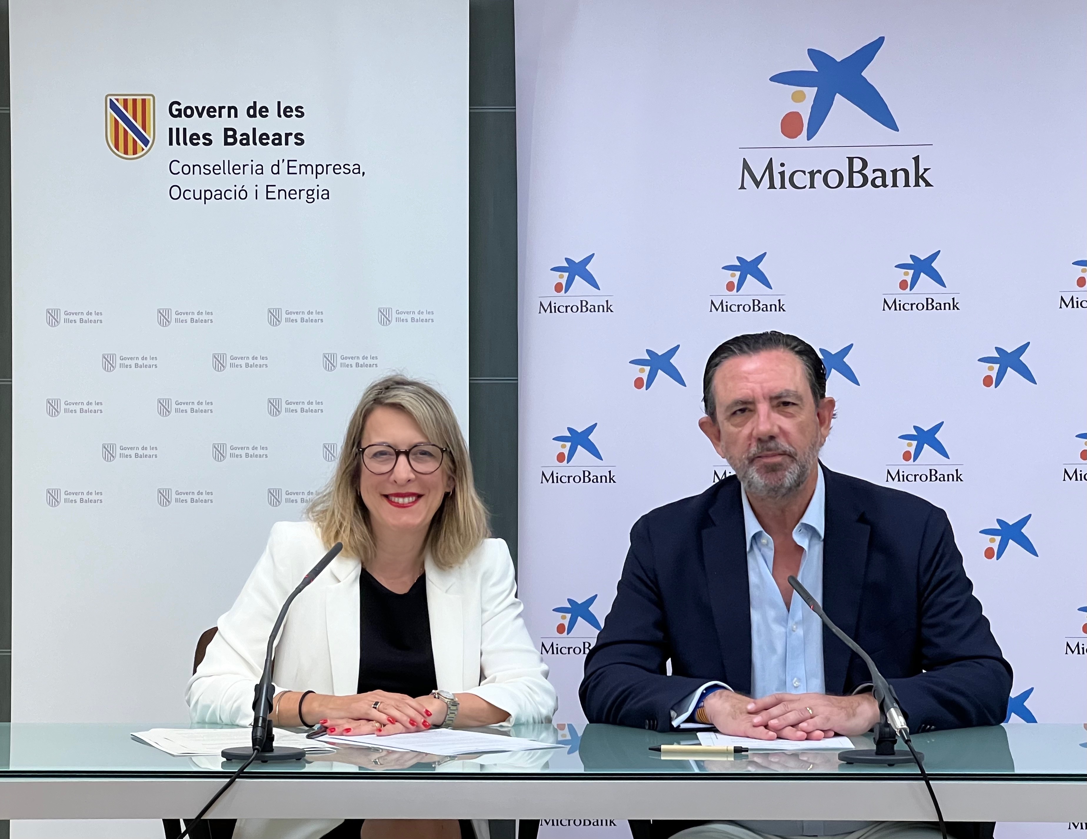María Cruz Rivera, directora territorial de CaixaBank en Baleares y el Consejo de Empresa, Trabajo y Energía y  presidente de la Agencia de Desarrollo Regional de las Illes Balears (ADR Balears), Alejandro Sáenz de San Pedro García