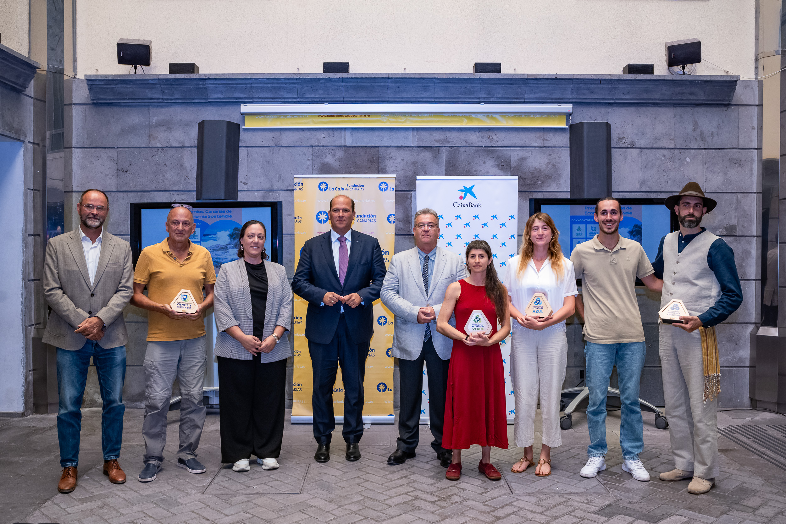 Foto de familia con los ganadores durante la entrega de los premios.